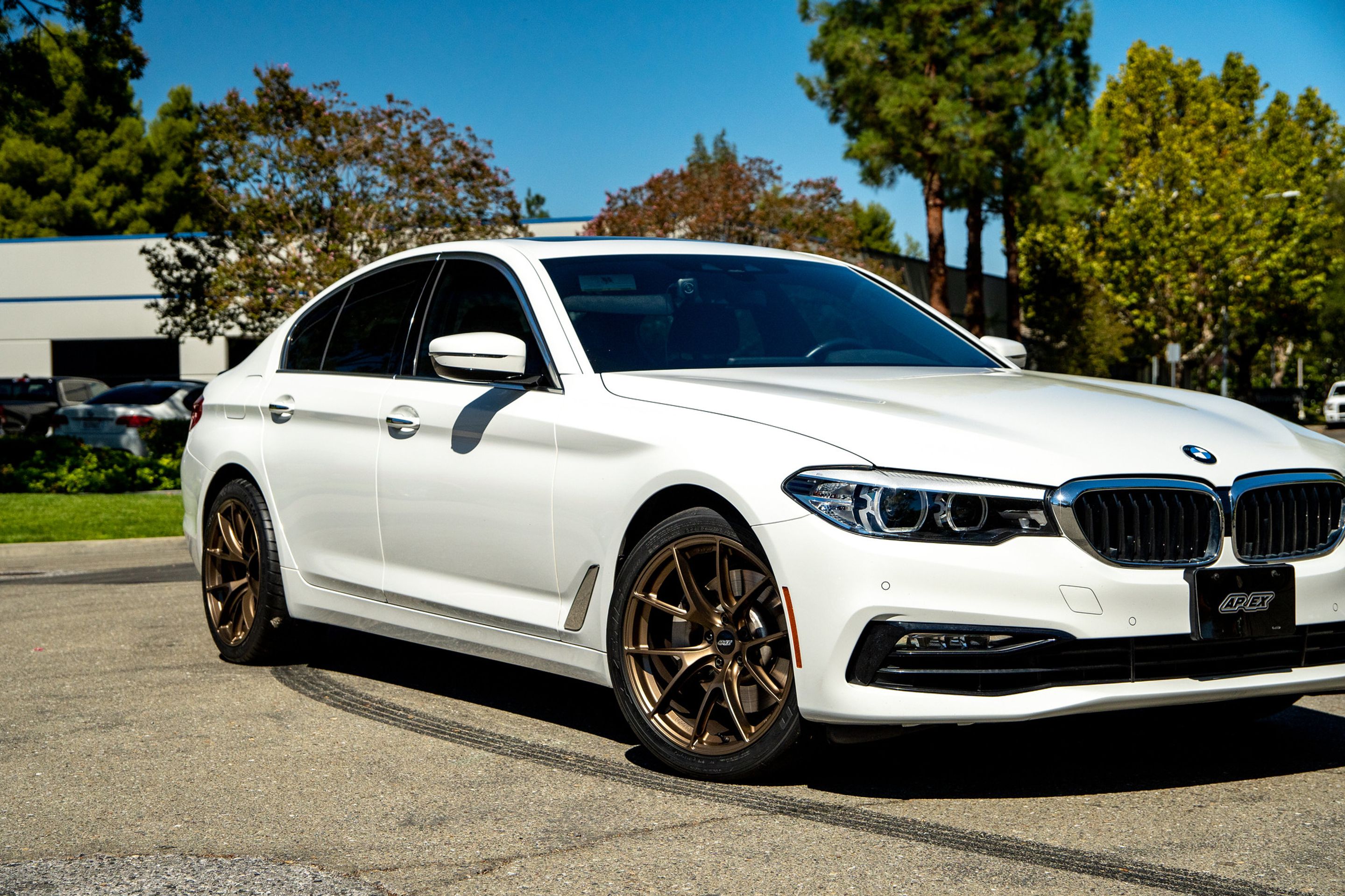 White BMW G30 Sedan 5 Series with 19" VS-5RS Apex wheels in Satin Bronze