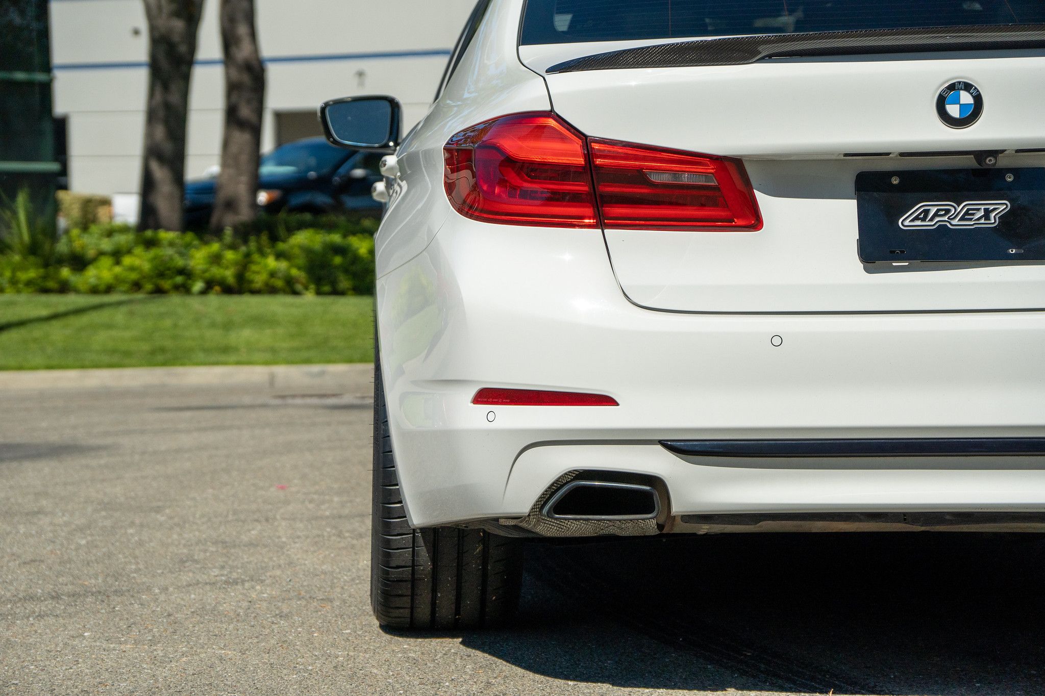 White BMW G30 Sedan 5 Series with 19" VS-5RS Apex wheels in Satin Bronze