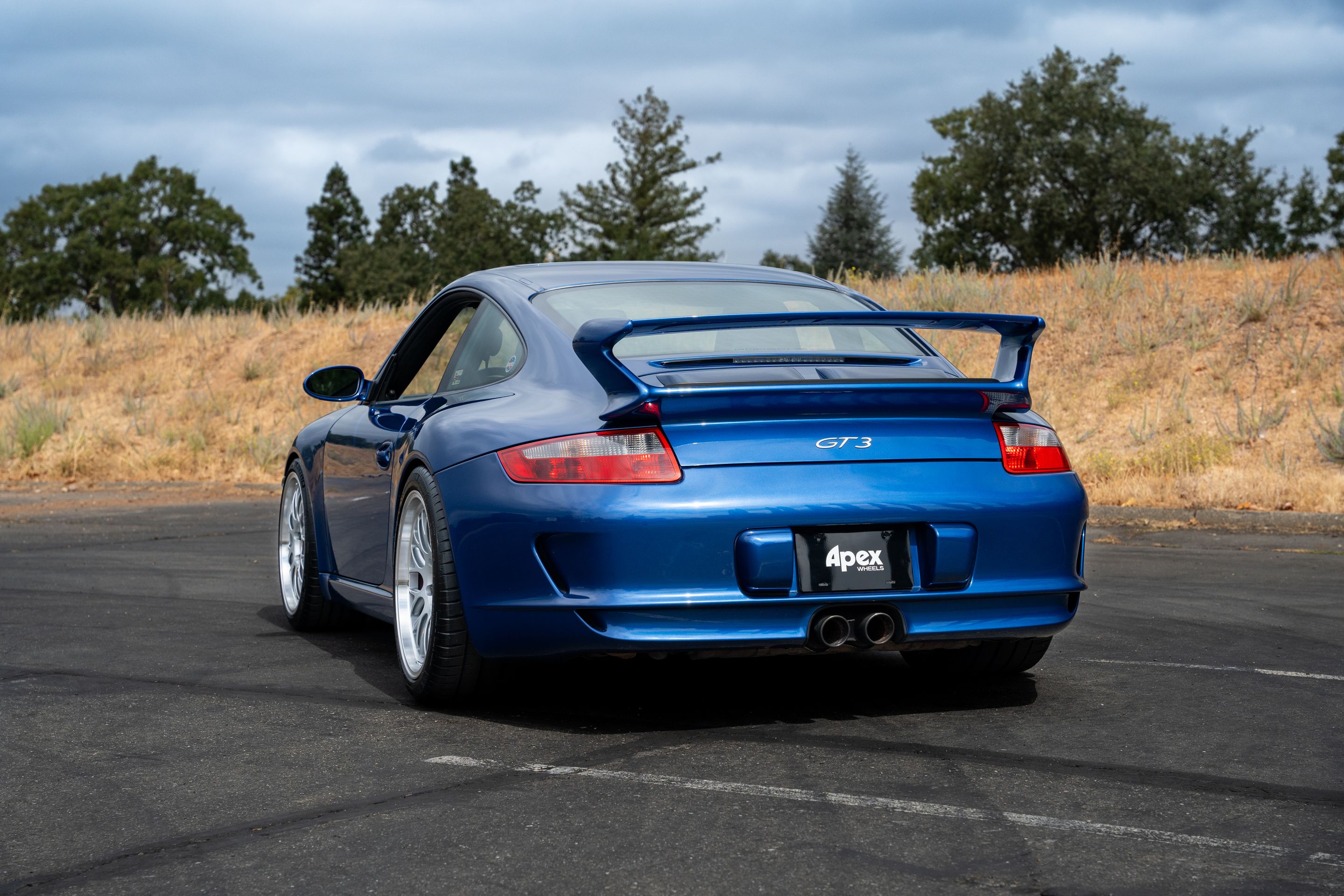 Blue Porsche 911 997 GT3 with 19" ML-10RT Apex wheels in Machined Lip Race Silver