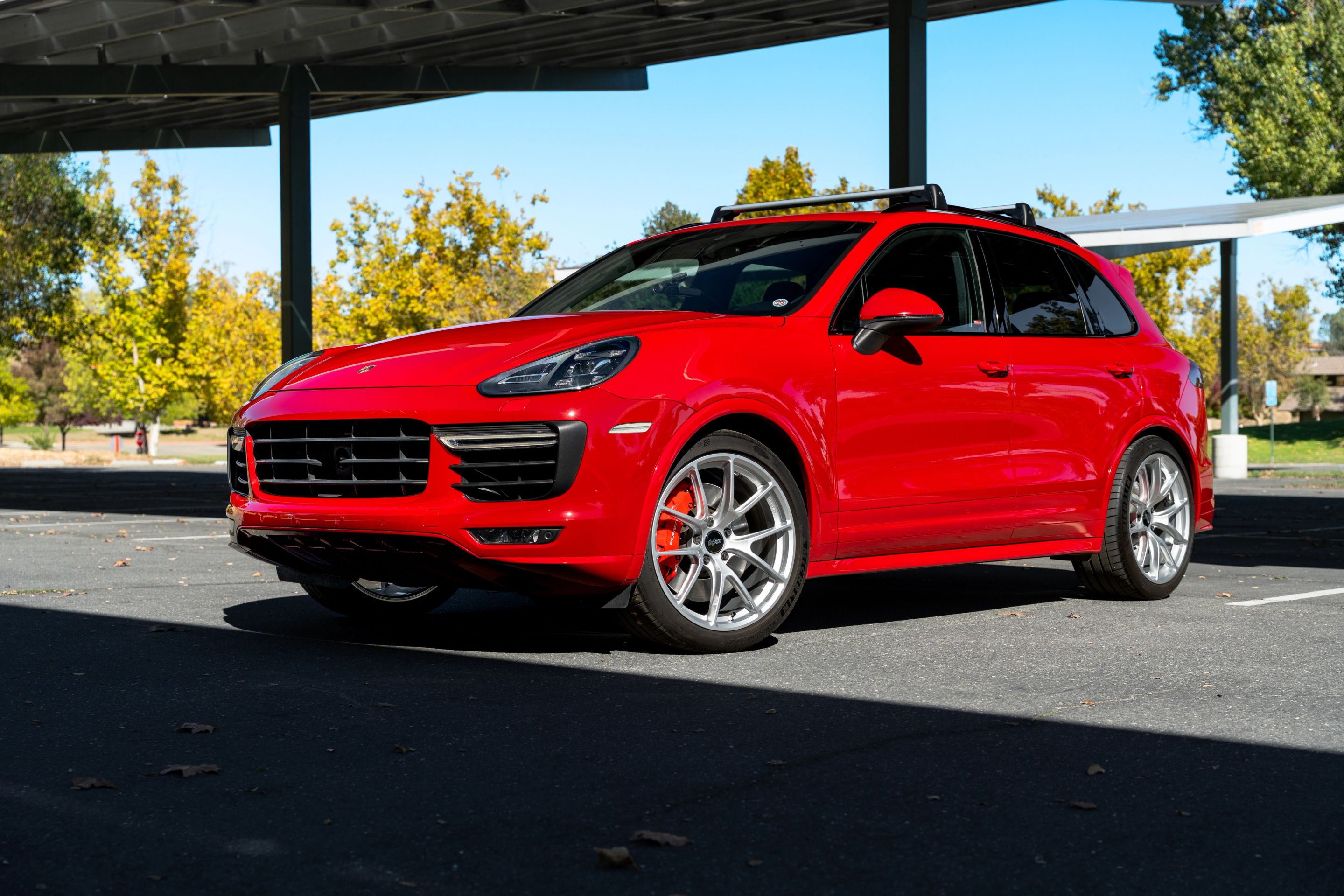 Red Porsche 958 Cayenne with 21" VS-5RX Apex wheels in Race Silver