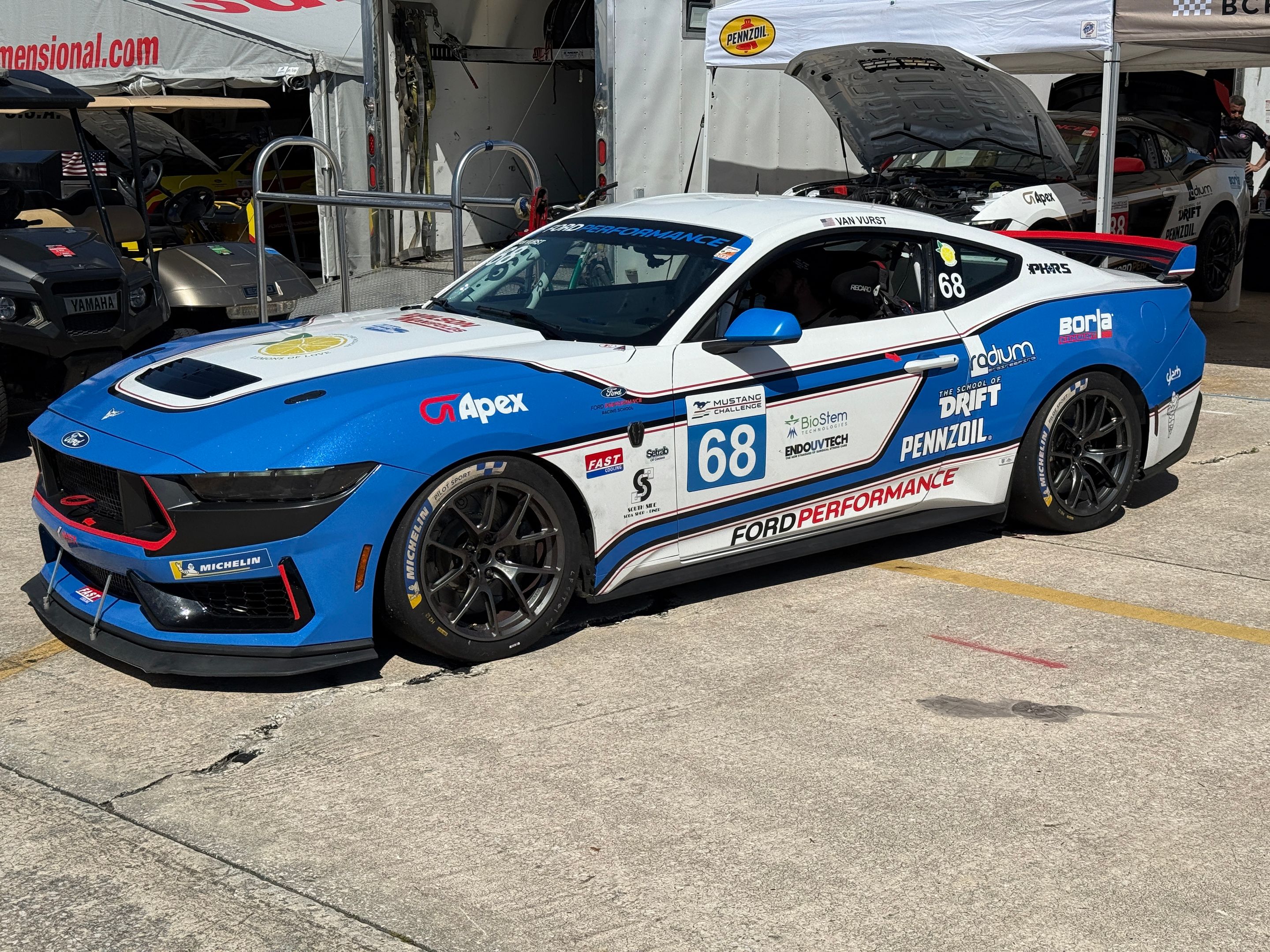 Multicolor Ford Performance Mustang Dark Horse R with 18" VS-5RE Apex wheels in Anthracite