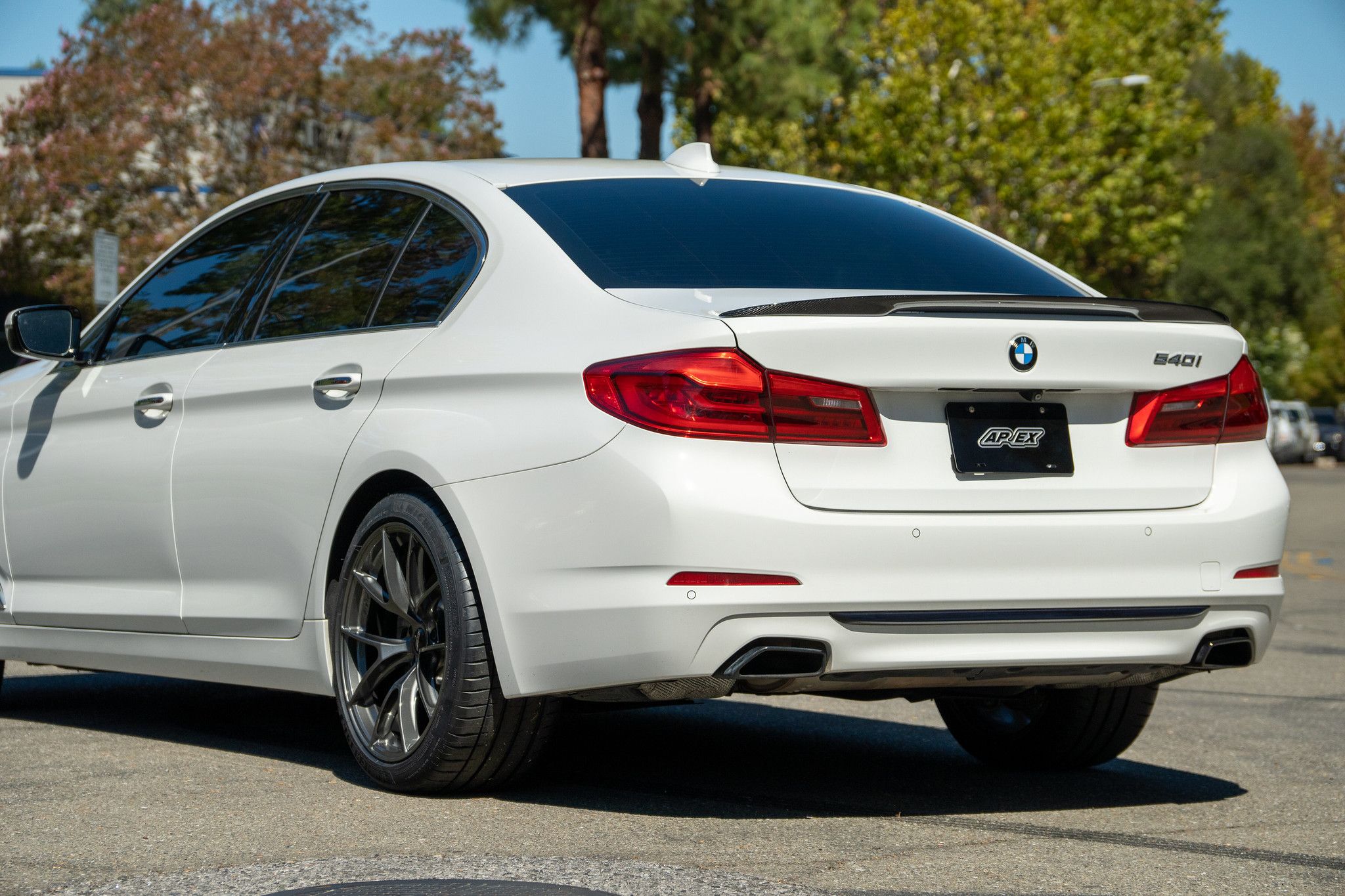 White BMW G30 Sedan 5 Series with 19" VS-5RS Apex wheels in Anthracite