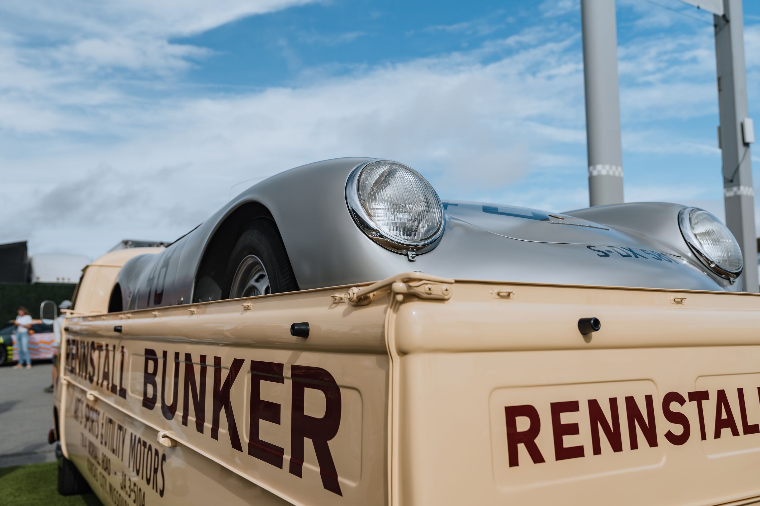 White Porsche 911 996 GT2 with 18" EC-7RS Apex wheels in Anthracite