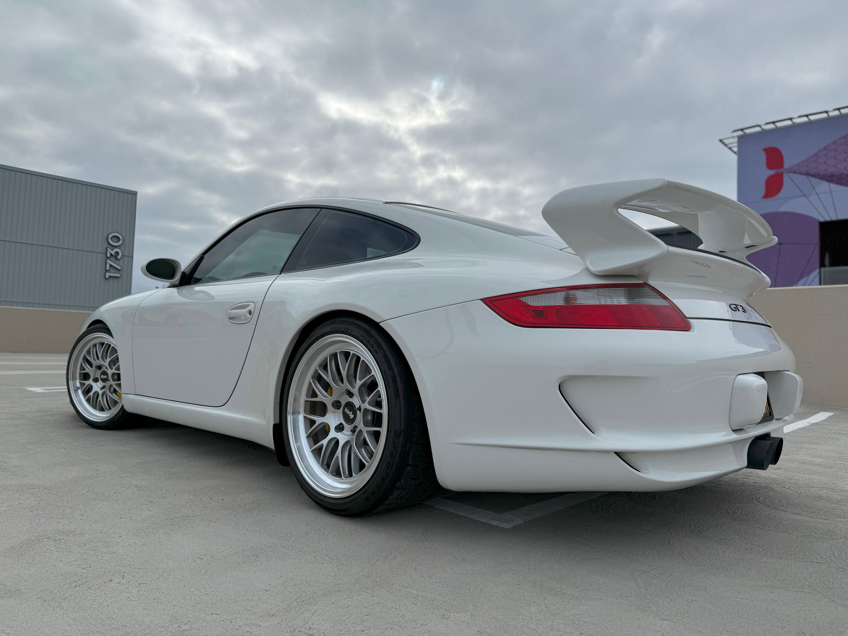 White Porsche 911 997 GT3 with 19" ML-10RT Apex wheels in Machined Lip Brushed Clear