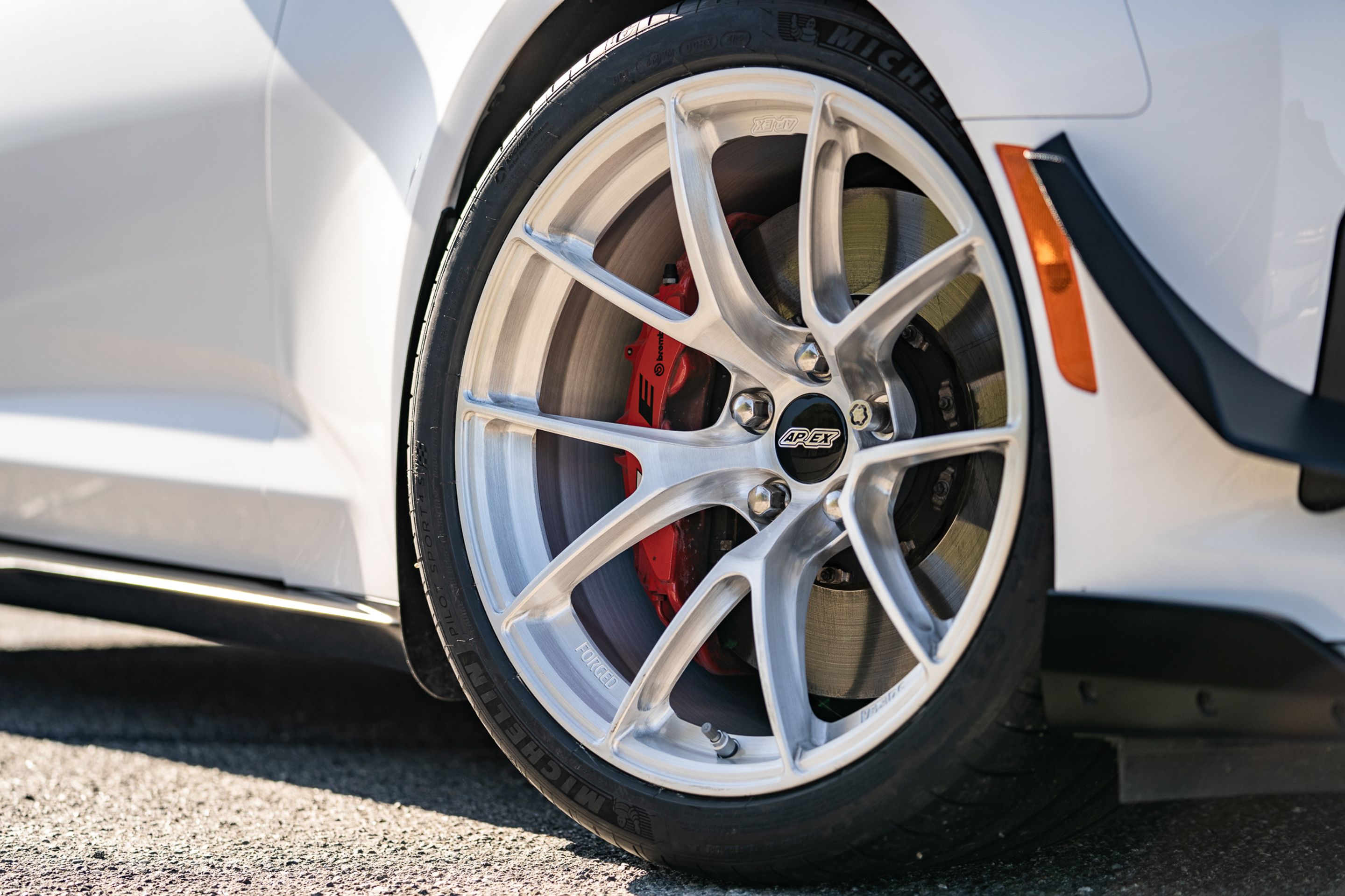 White Chevrolet 6th Gen Camaro ZL1 1LE with 19" VS-5RS Apex wheels in Brushed Clear