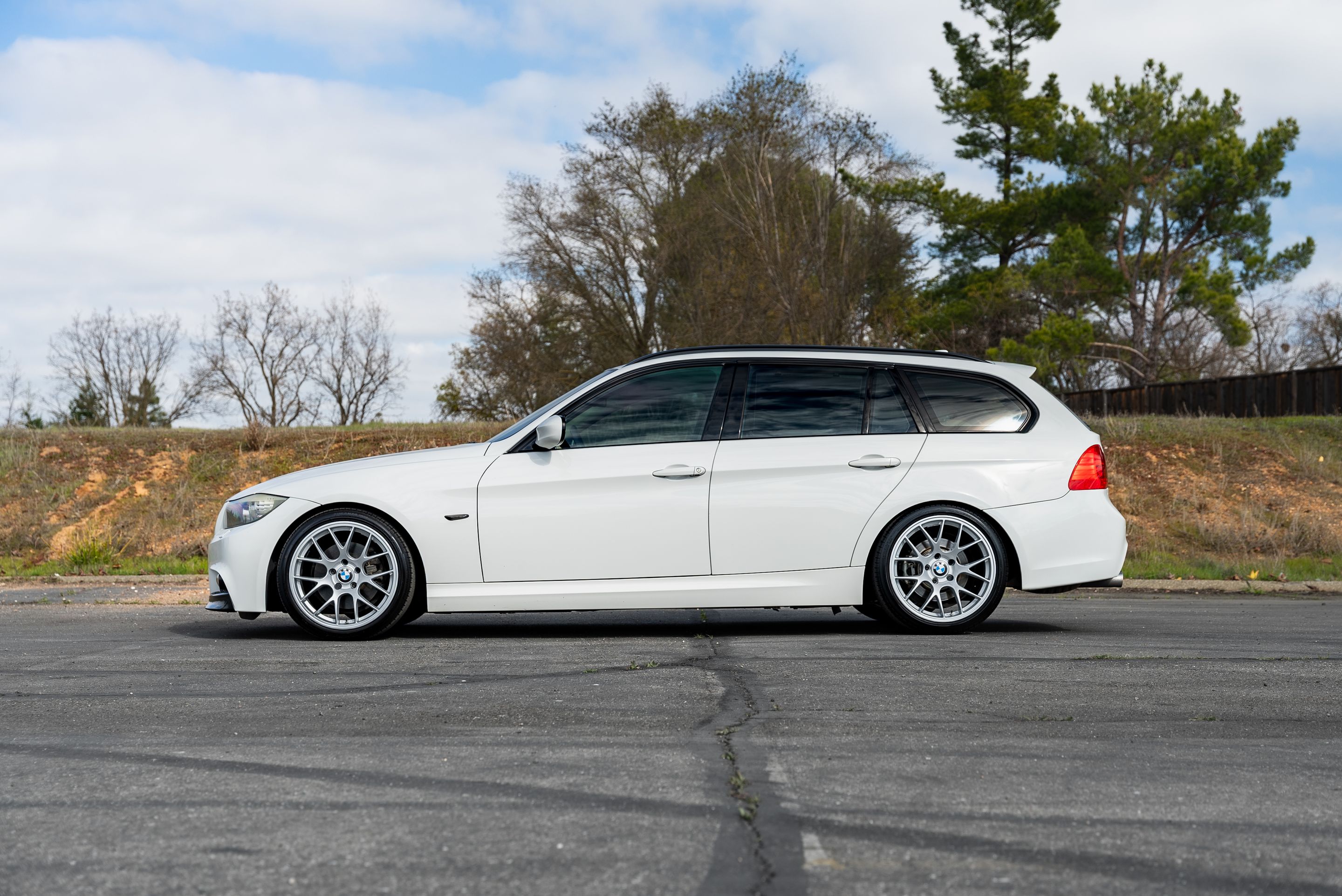 White BMW E91 LCI Wagon 3 Series with 18" EC-7 Apex wheels in Race Silver