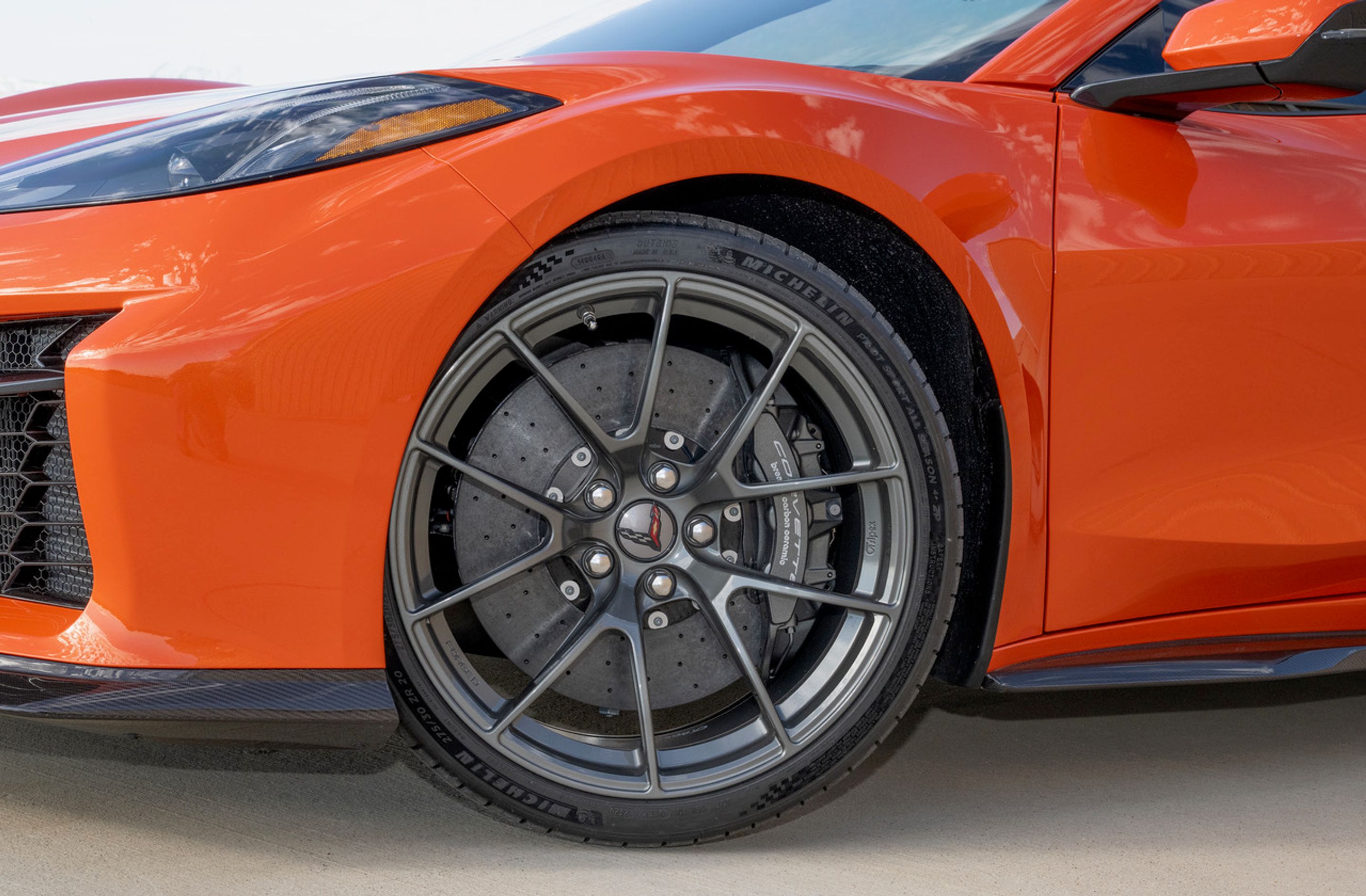 Orange Chevrolet C8 Corvette E-Ray with 20"/21" VS-5RS Apex wheels in Anthracite