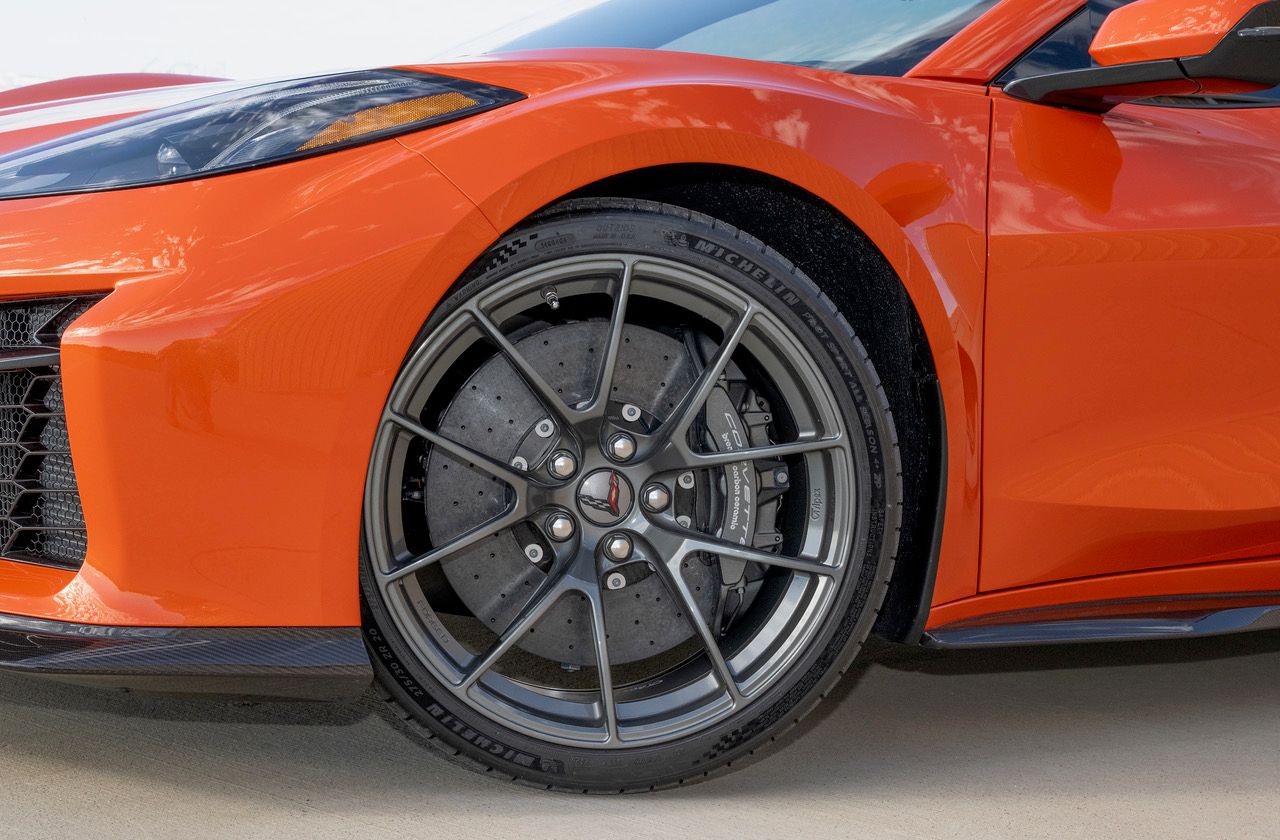 Orange Chevrolet C8 Corvette E-Ray with 20"/21" VS-5RS Apex wheels in Anthracite