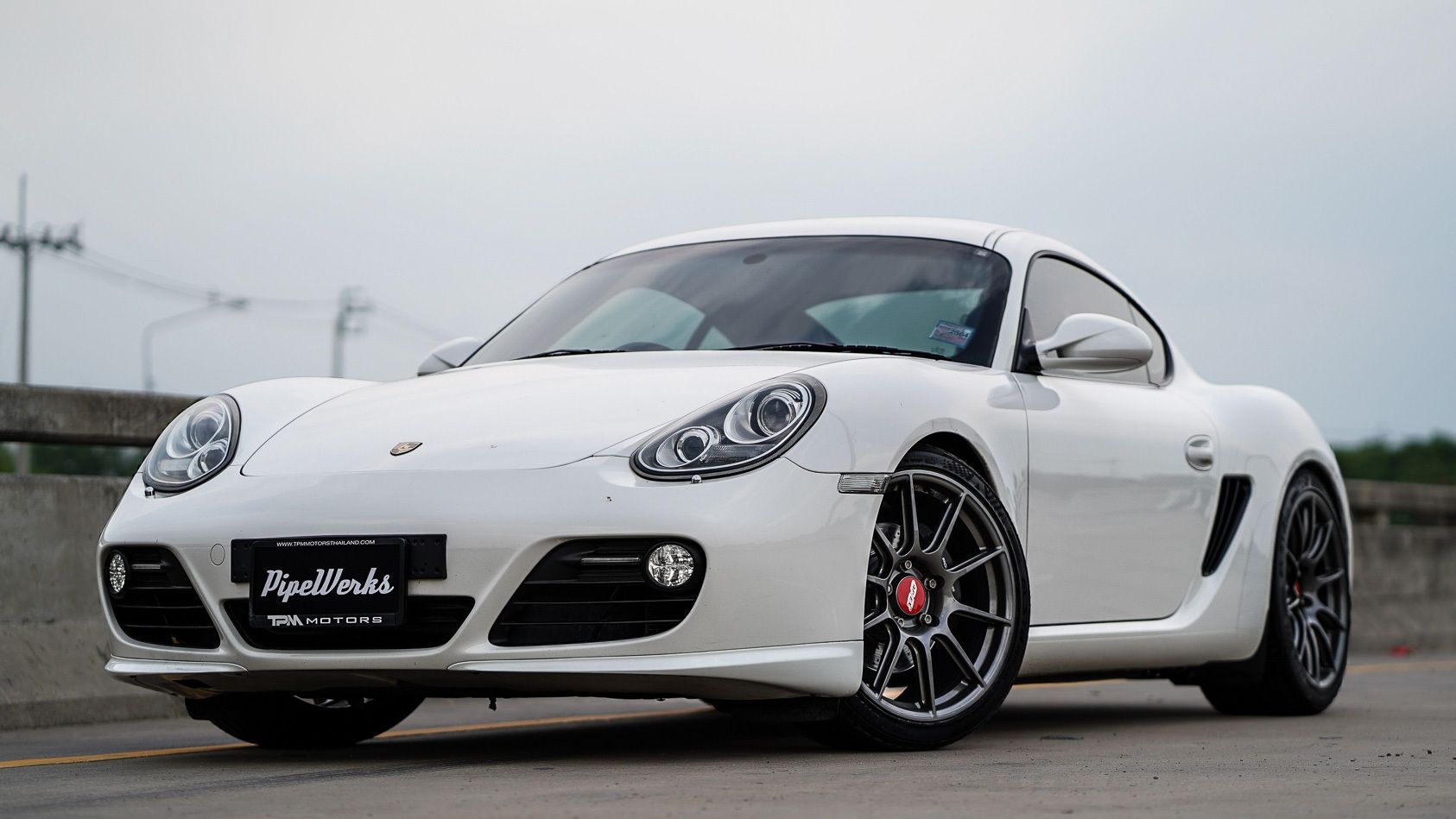 White Porsche 987 Cayman Base with 19" SM-10 Apex wheels in Anthracite