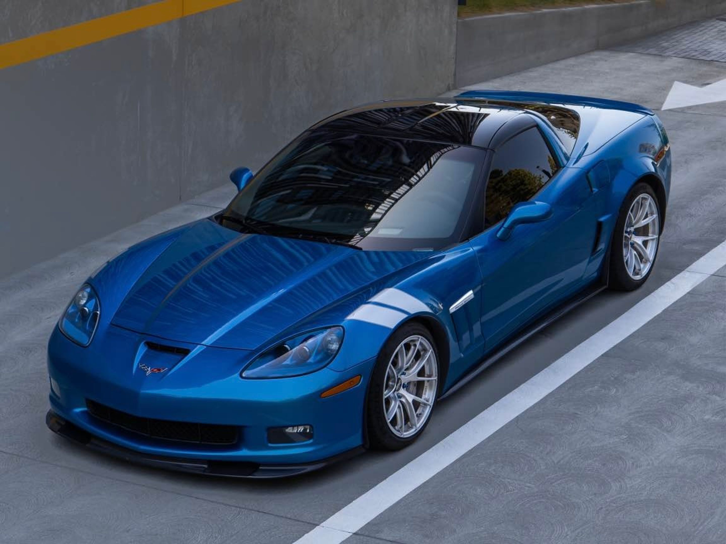 Blue Chevrolet C6 Corvette Grand Sport with 18"/19" VS-5RS Apex wheels in Brushed Clear