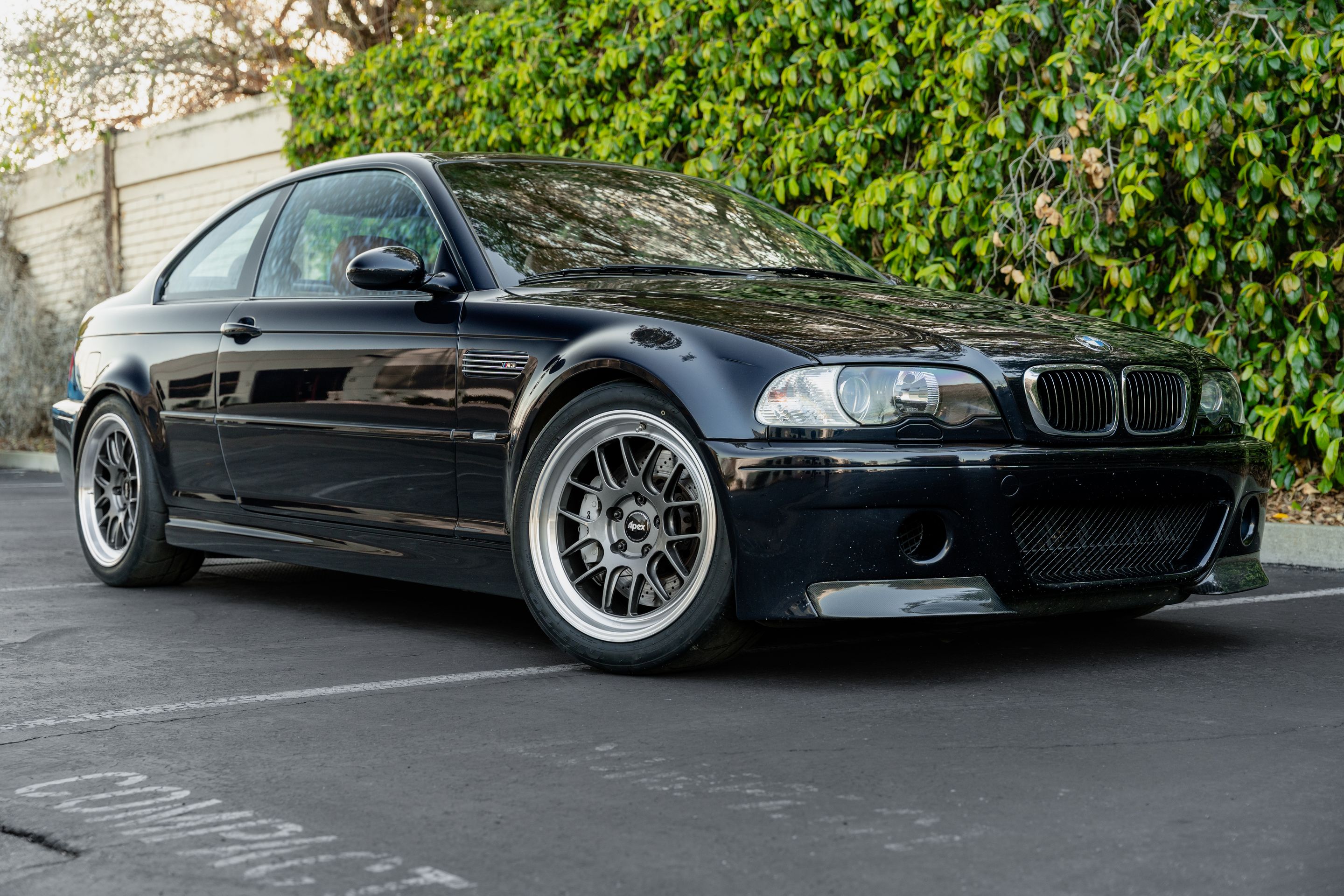 Black BMW E46 M3 with 18" ML-7RT Apex wheels in Machined Lip Anthracite