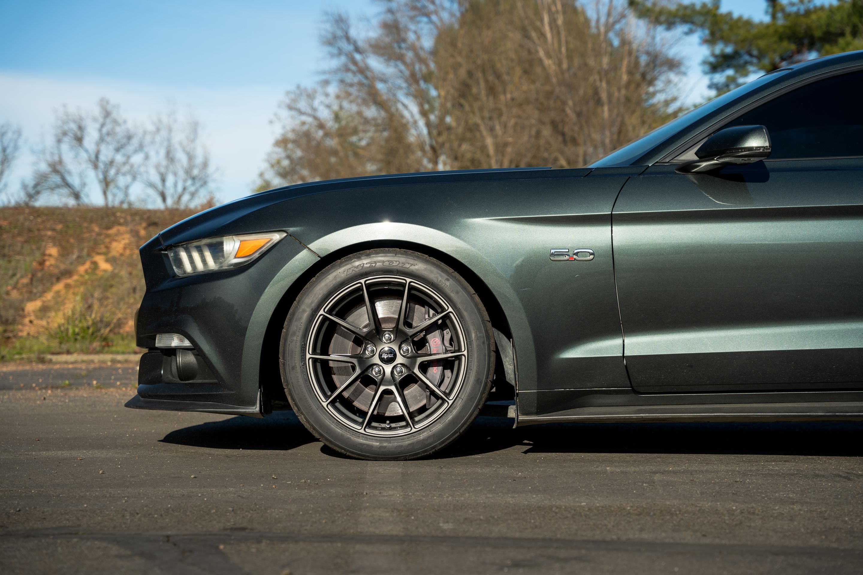 Green Ford S550 Mustang GT with 18" VS-5 Apex wheels in Anthracite