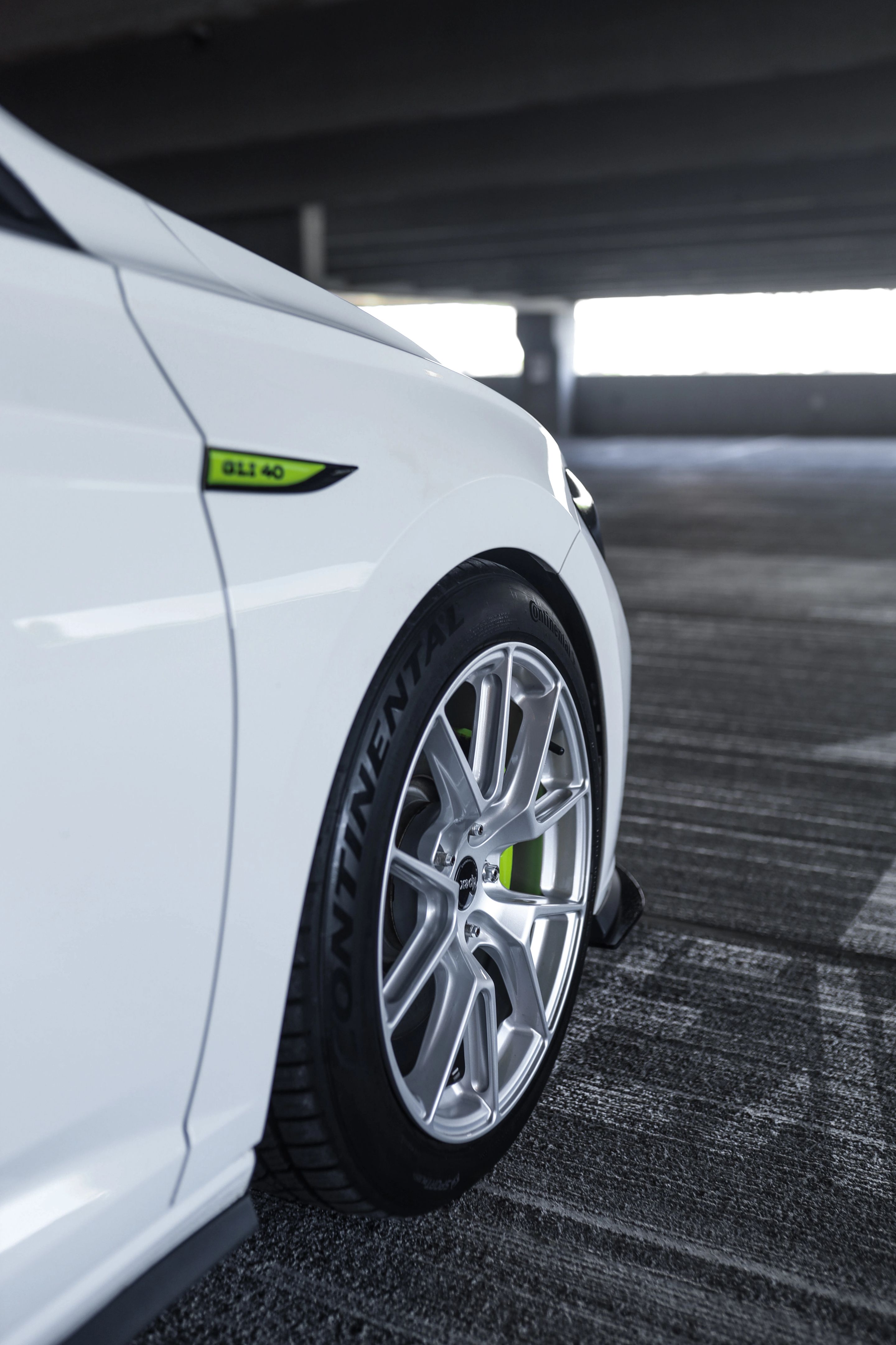 White VW MK7 GLI with 18" VS-5 Apex wheels in Race Silver