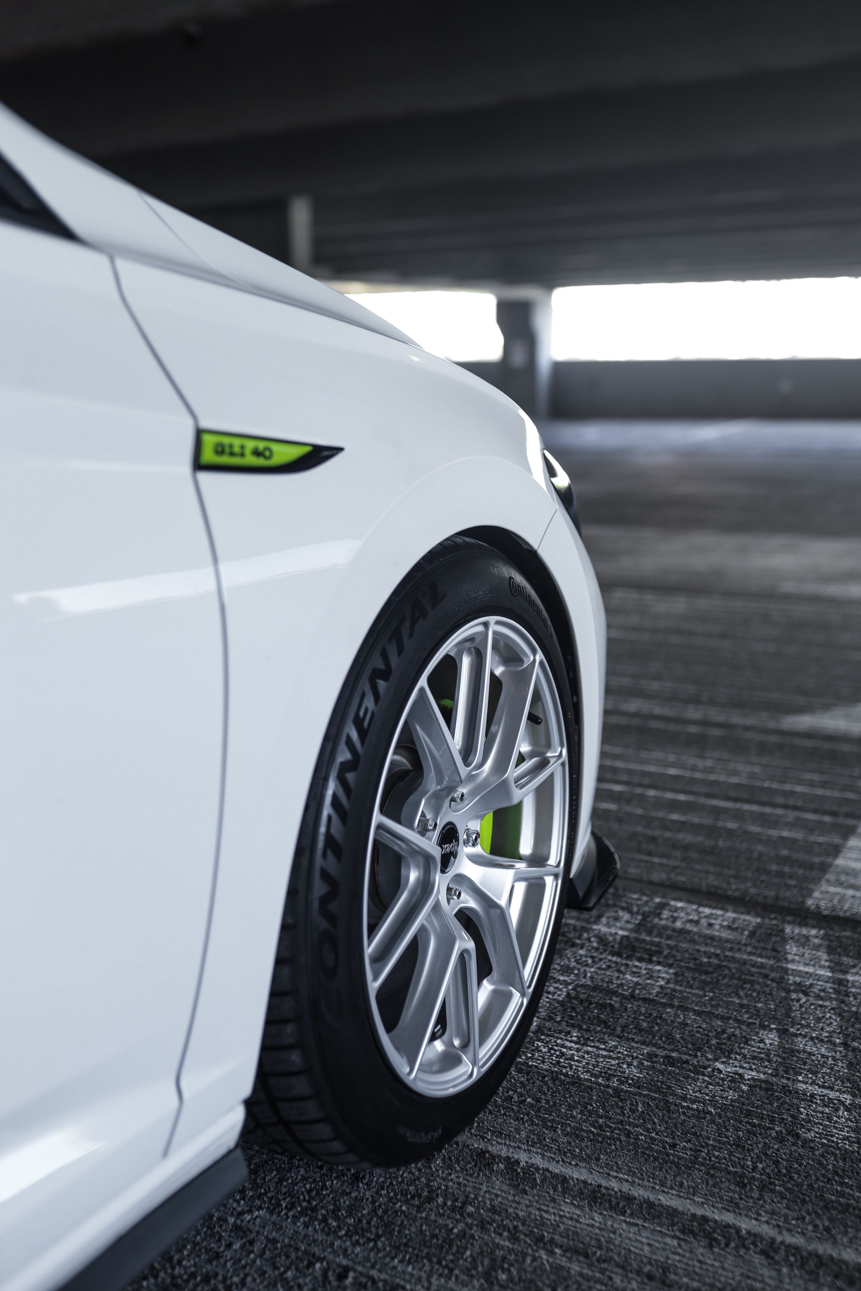 White VW MK7 GLI with 18" VS-5 Apex wheels in Race Silver