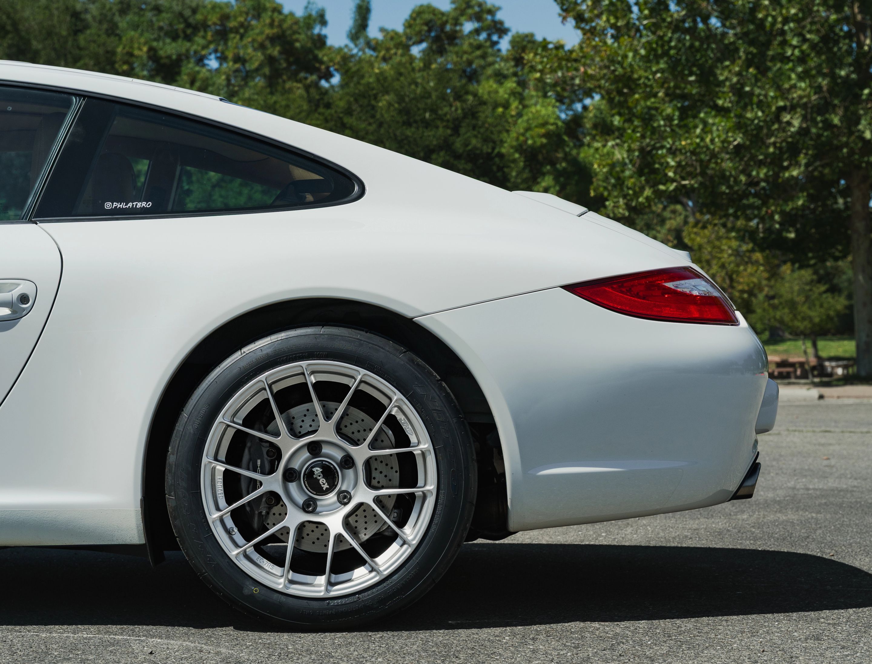 White Porsche 911 997 Carrera with 18" EC-7RS Apex wheels in Race Silver