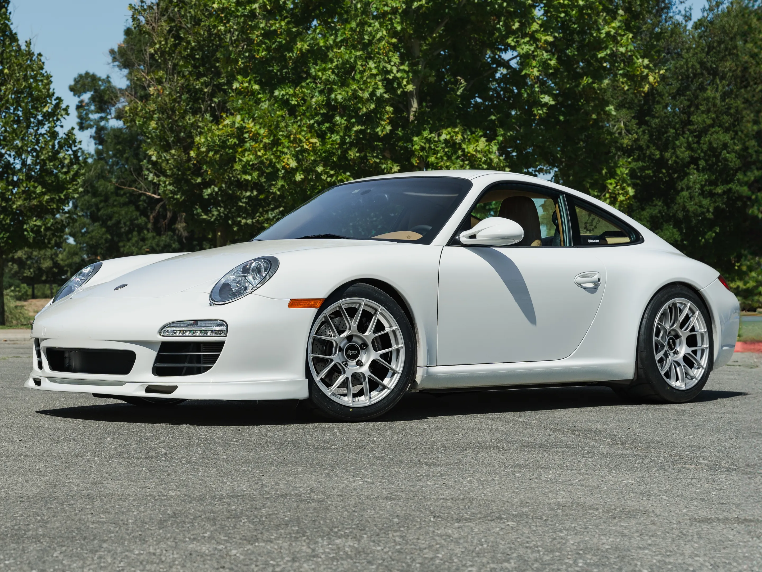 White Porsche 911 997 Carrera with 18" EC-7RS Apex wheels in Race Silver