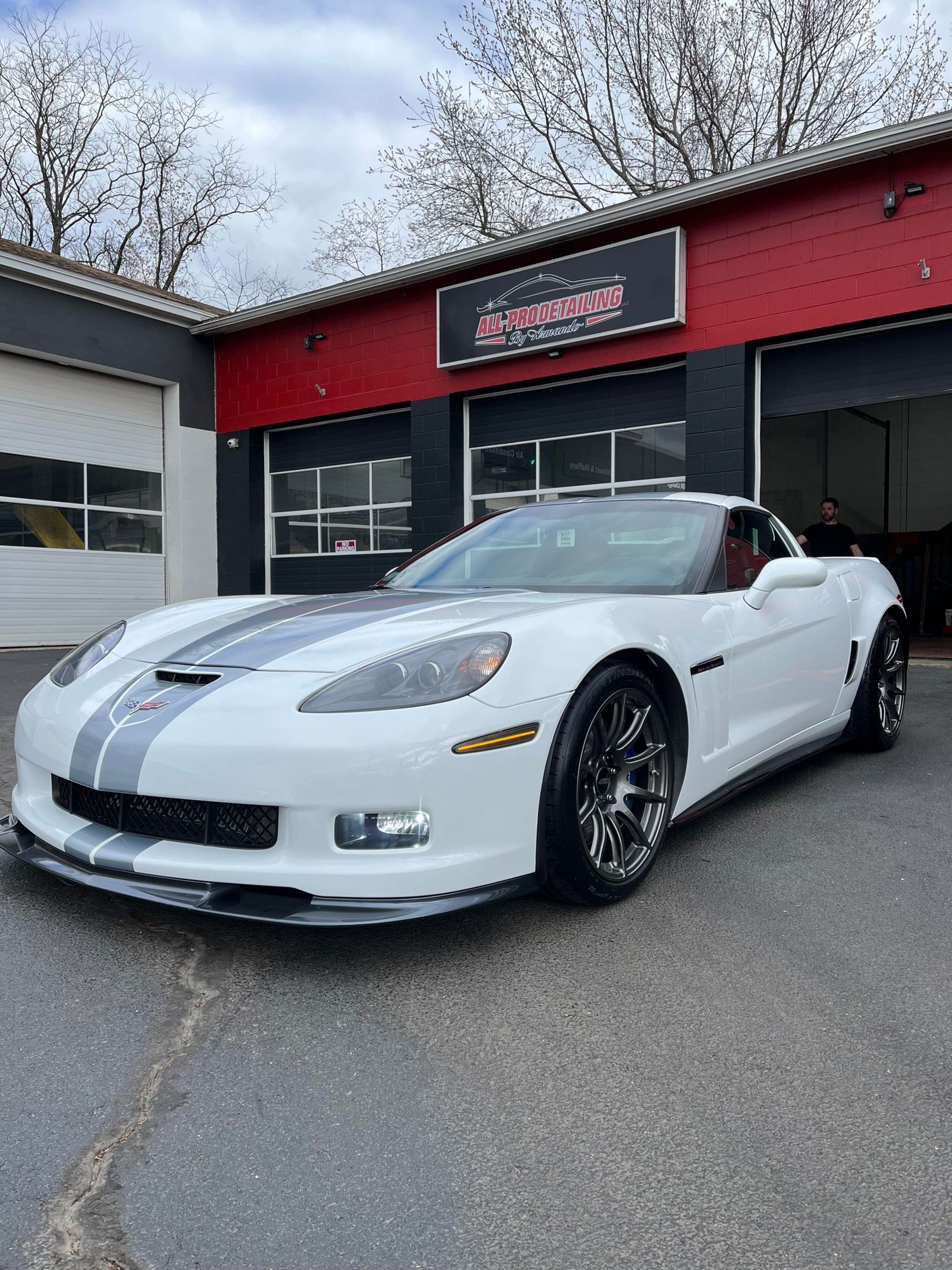 White Chevrolet C6 Corvette Grand Sport with 18"/19" SM-10 Apex wheels in Anthracite