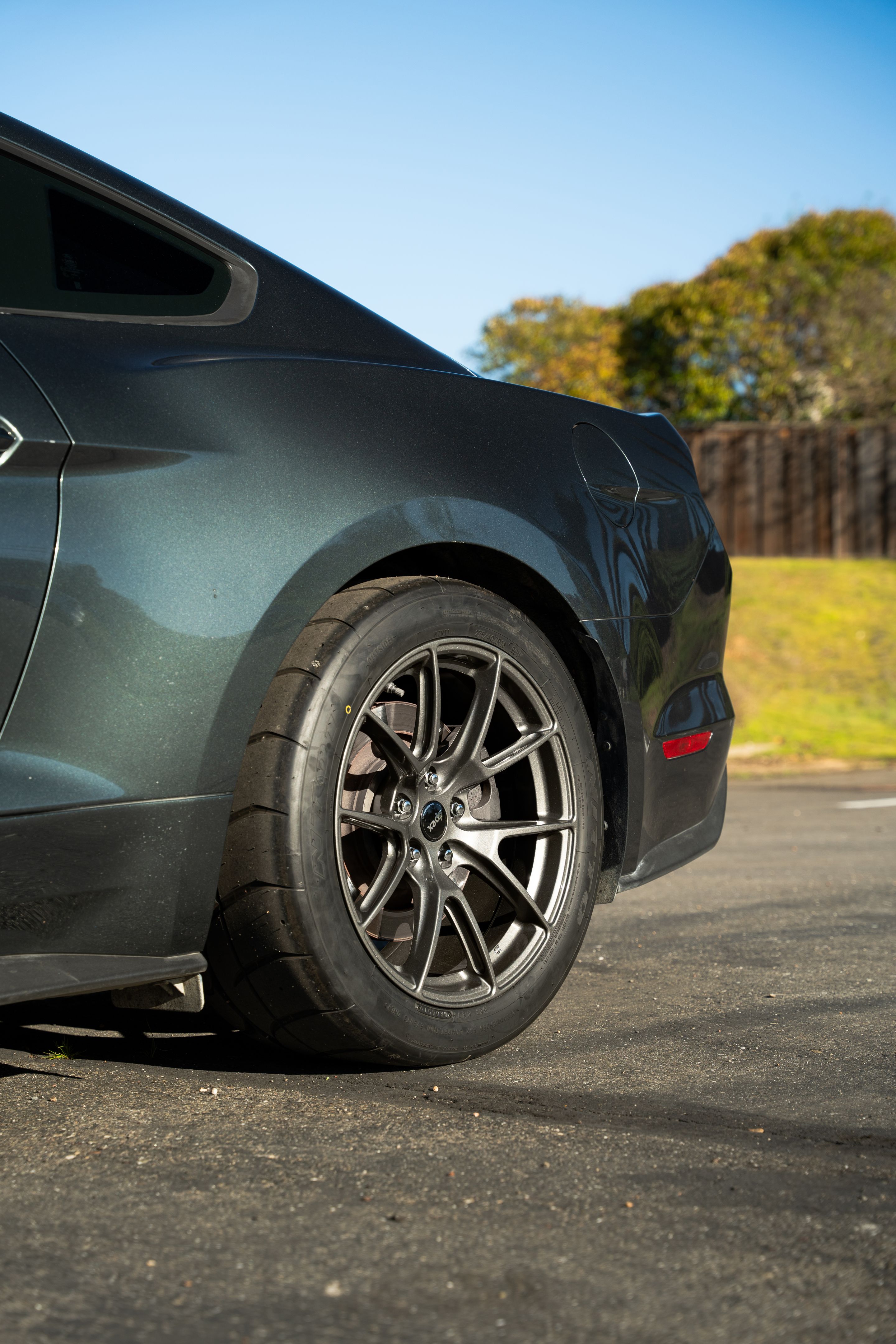 Green Ford S550 Mustang GT with 18" VS-5 Apex wheels in Anthracite