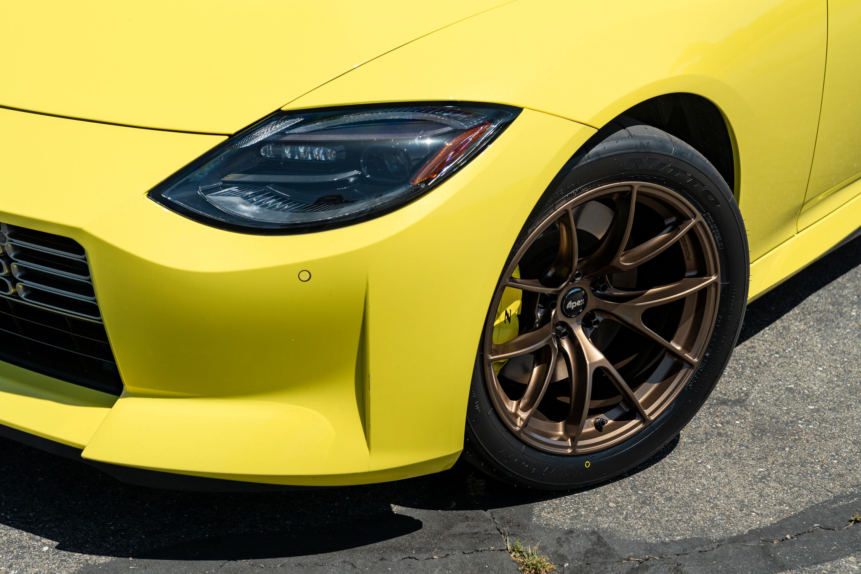 Yellow Nissan Z with 18" VS-5RS Apex wheels in Satin Bronze