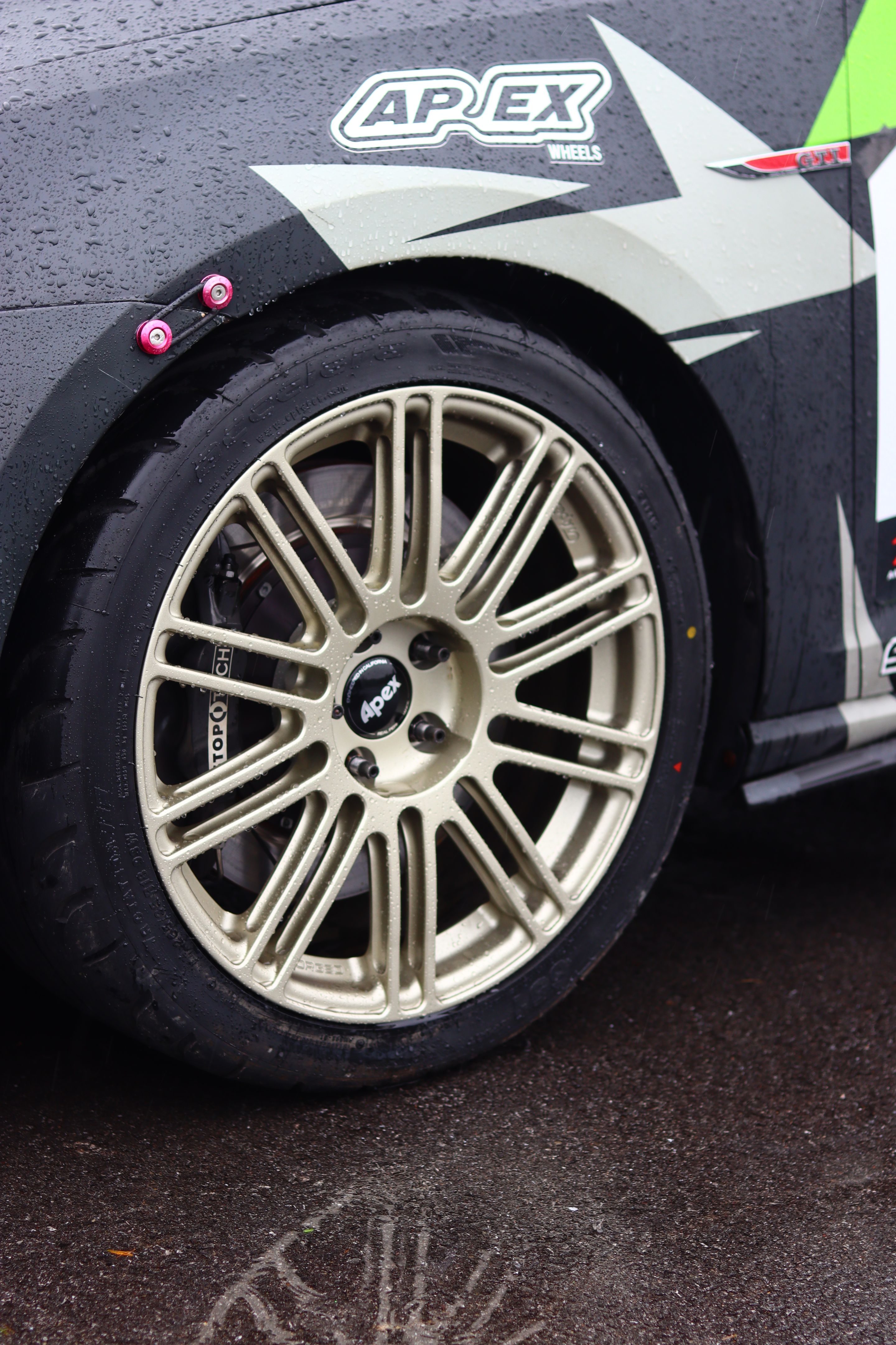 Race Livery VW MK7 GTI with 18" TC-10RT Apex wheels in Motorsport Gold