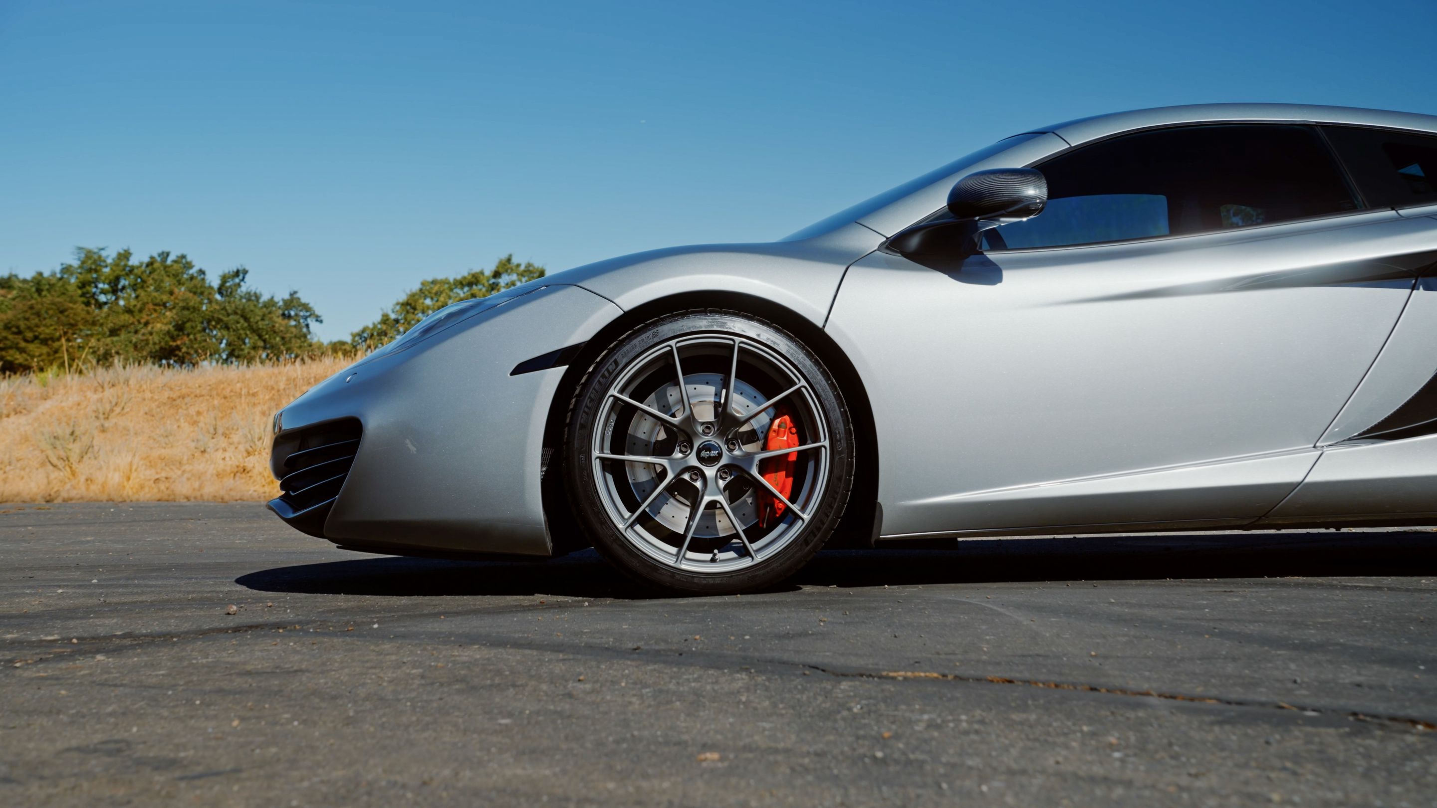 Silver McLaren MP4-12C with 19"/20" VS-5RS Apex wheels in Anthracite