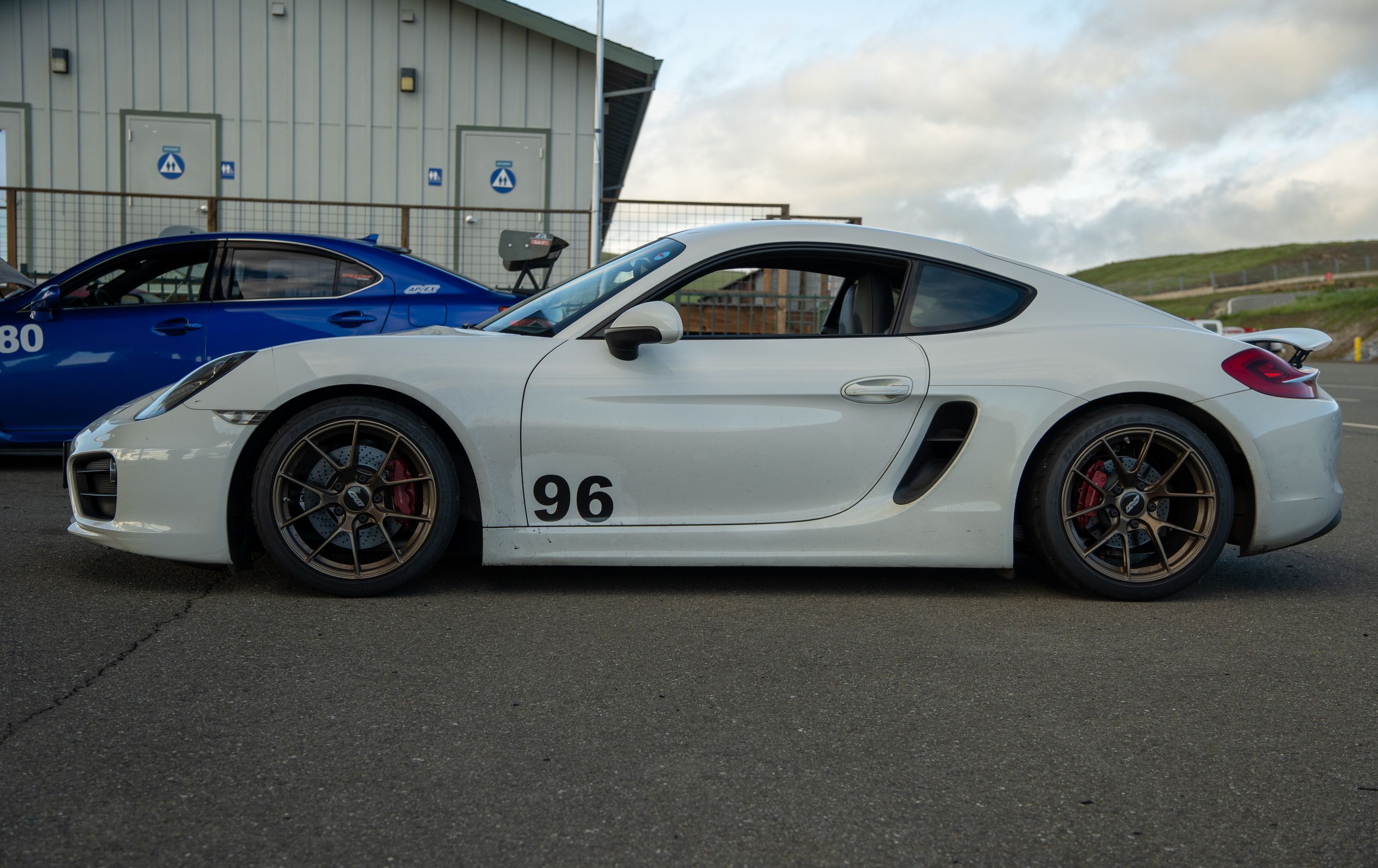 White Porsche 981 Cayman S with 18" VS-5RS Apex wheels in Satin Bronze