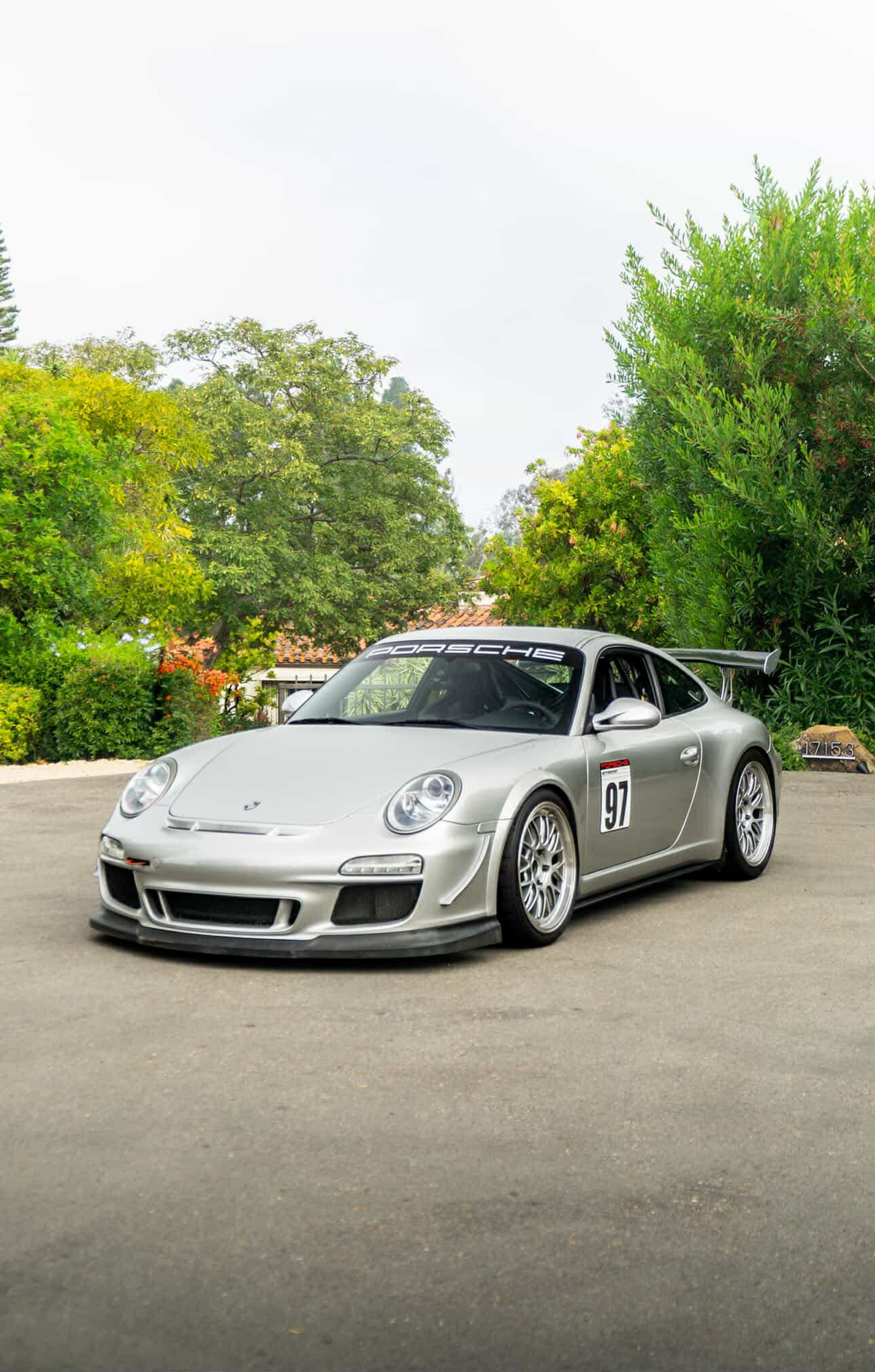 Silver Porsche 911 997 GT3 with 19" ML-10RT Apex wheels in Machined Lip Race Silver