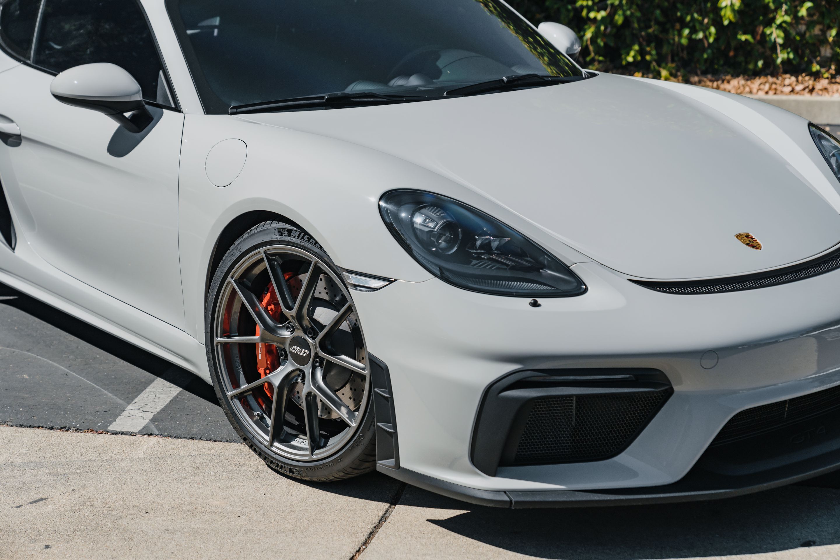 Grey Porsche 718 Cayman GT4 with 20" VS-5RS Apex wheels in Anthracite