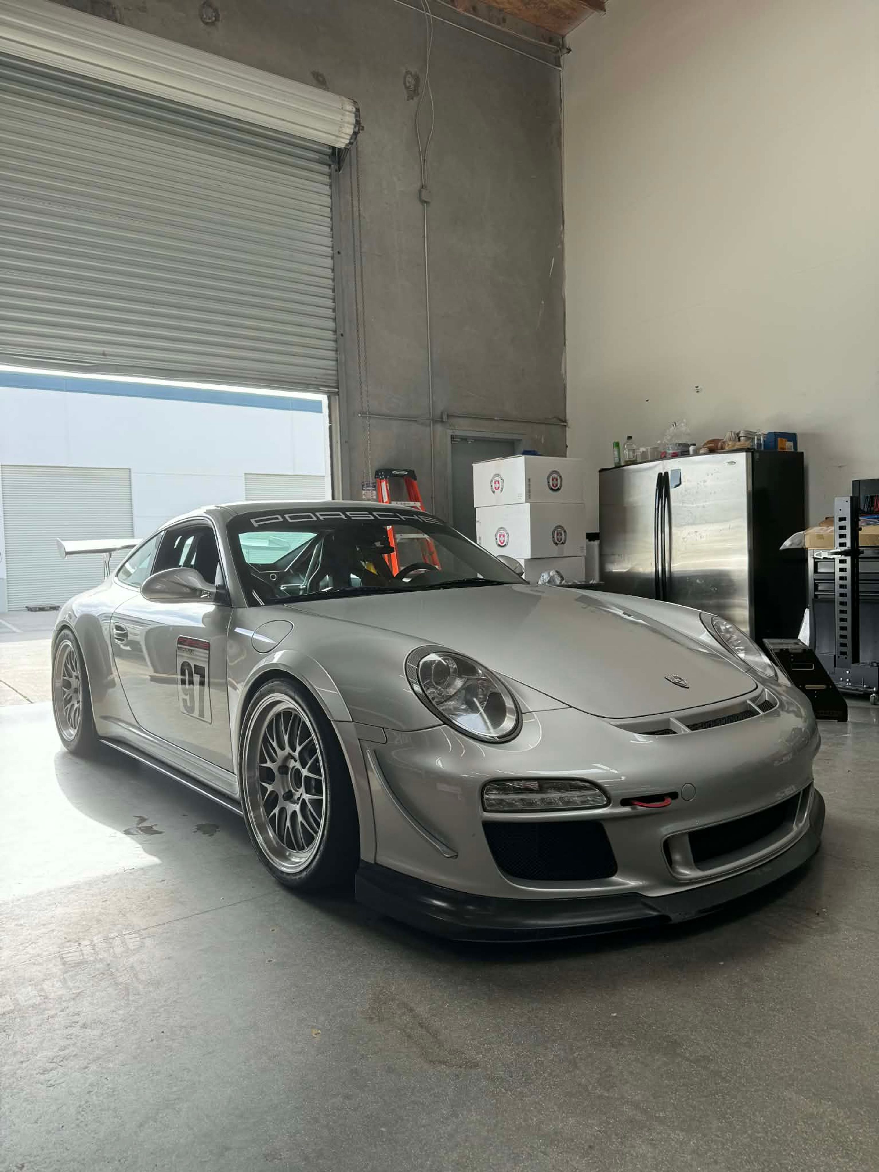 Silver Porsche 911 997 GT3 with 19" ML-10RT Apex wheels in Machined Lip Race Silver