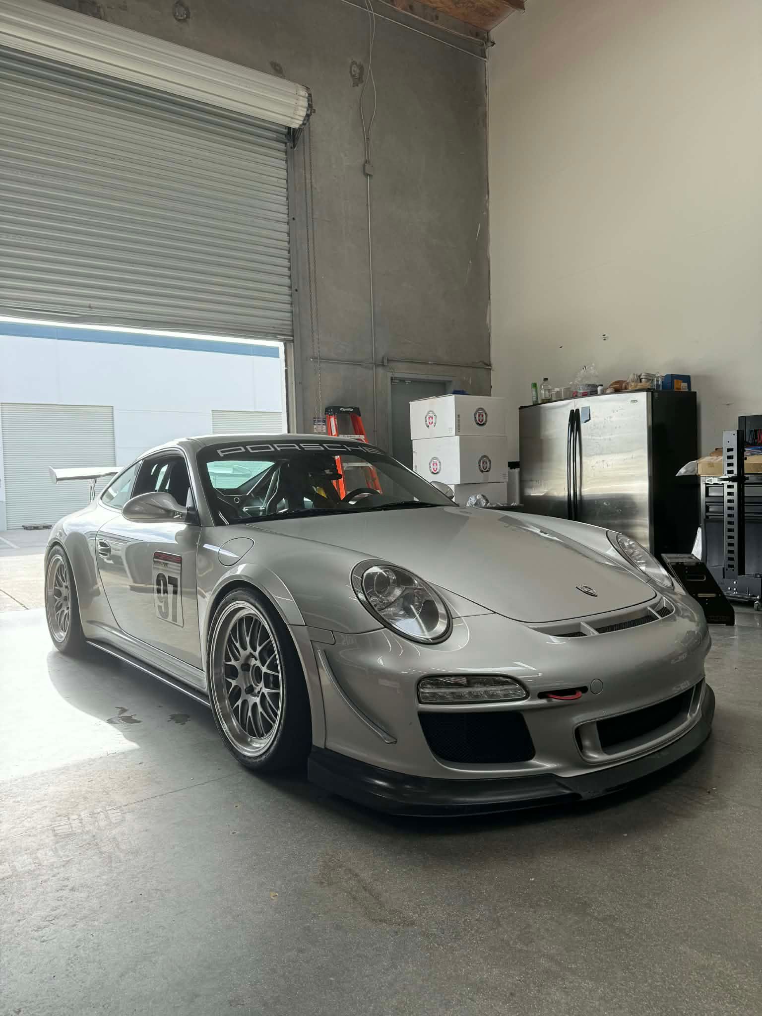 Silver Porsche 911 997 GT3 with 19" ML-10RT Apex wheels in Machined Lip Race Silver