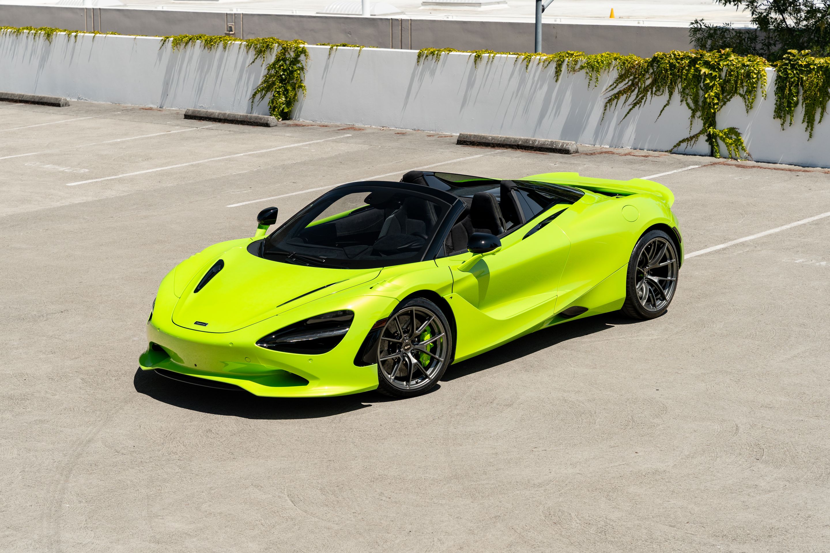 Green McLaren 750S with 19"/20" VS-5RS Apex wheels in Anthracite