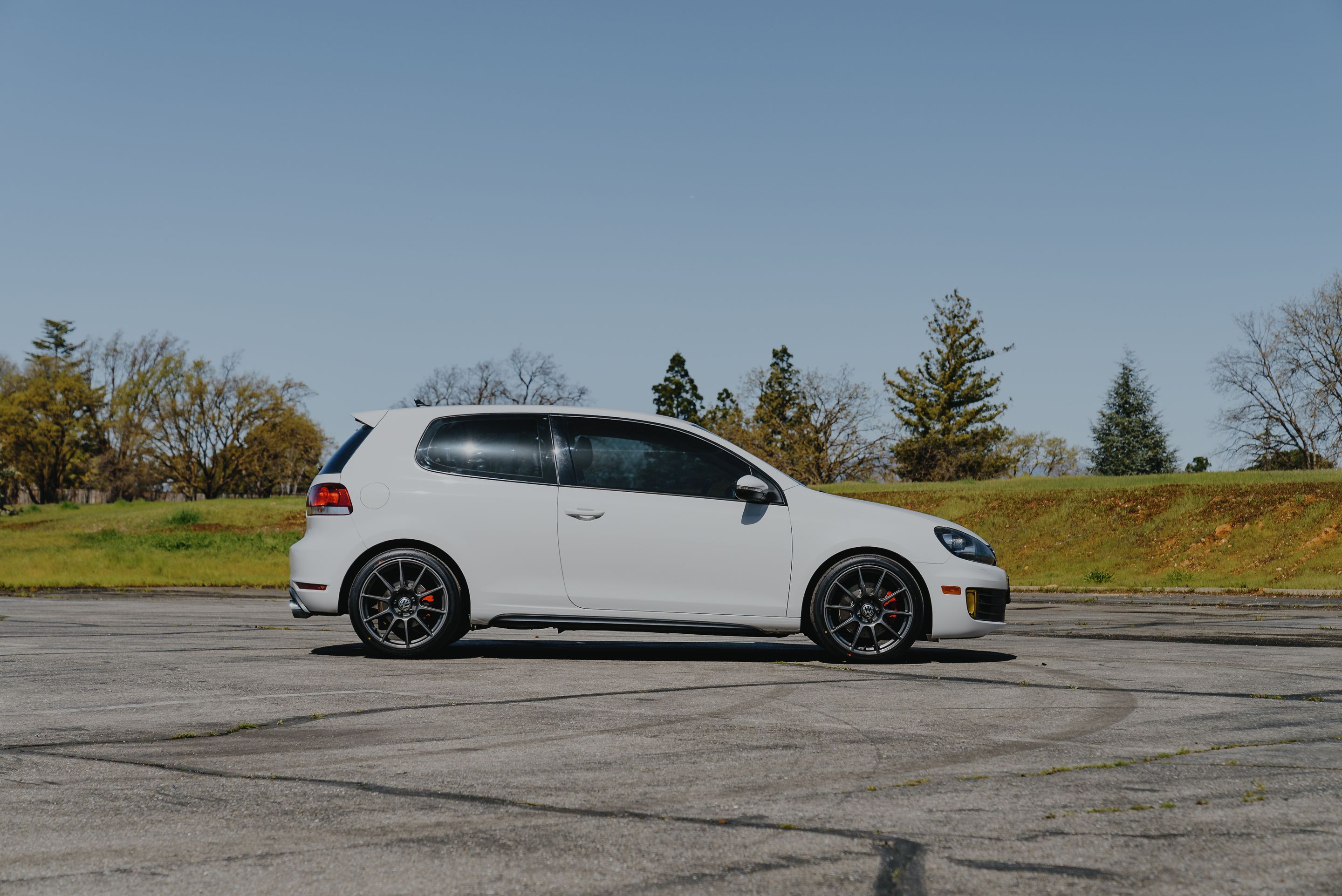 White VW MK6 GTI with 18" SM-10 Apex wheels in Anthracite