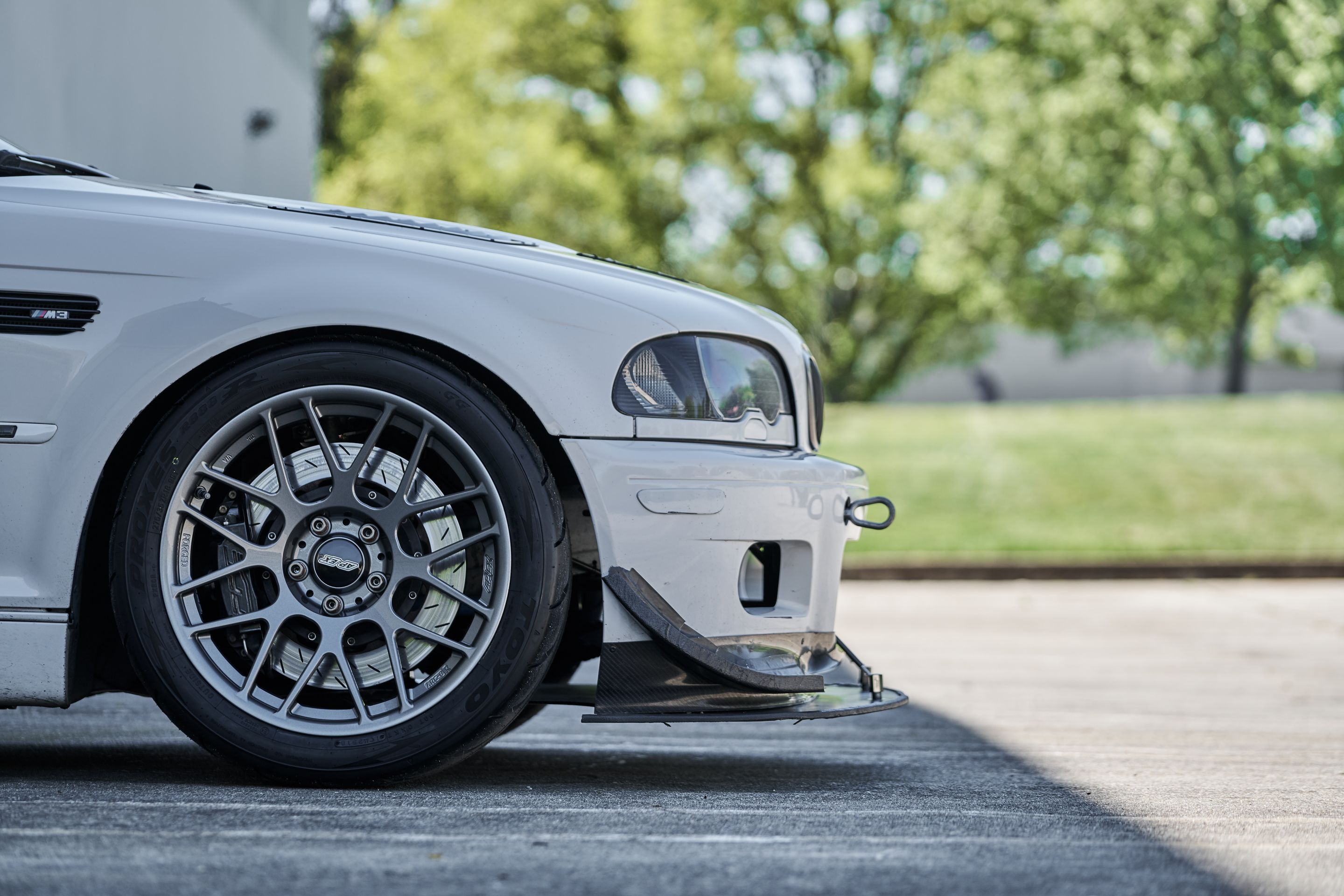 White BMW E46 M3 with 18" ARC-8R Apex wheels in Anthracite