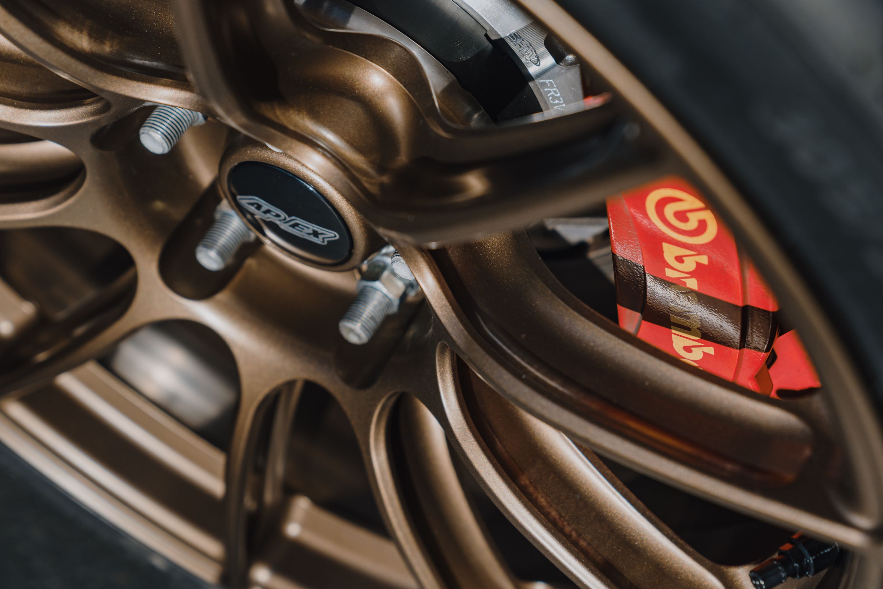 Grey Ford S550 Mustang GT350R with 19" SM-10RS Apex wheels in Satin Bronze