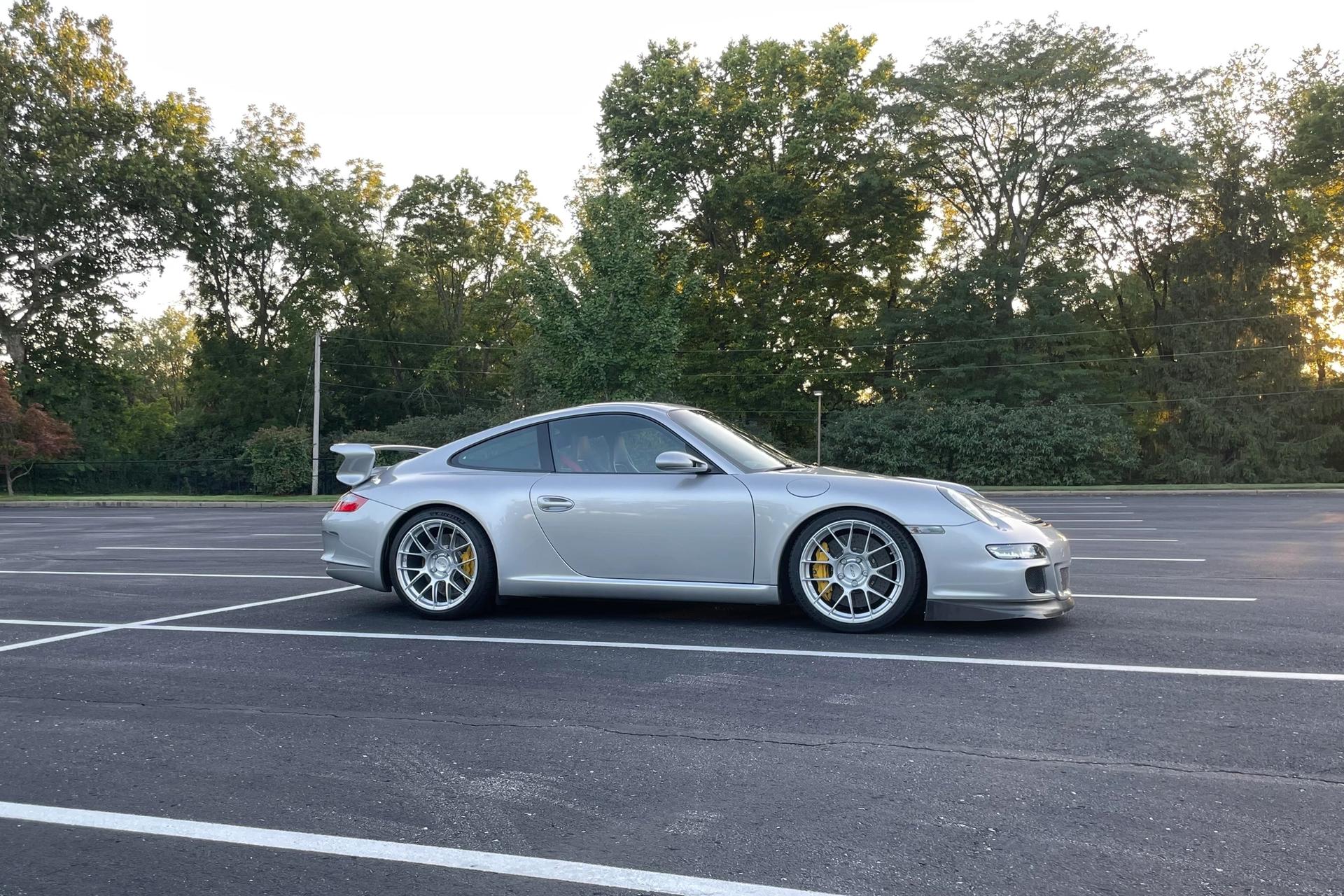 Porsche 911 997 GT3 with 19" EC-7RS in Race Silver