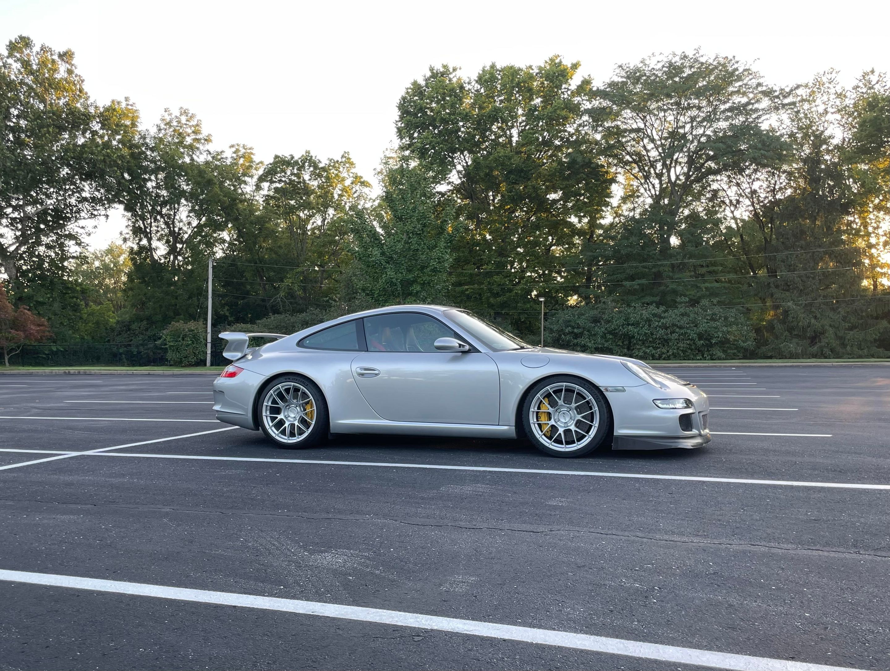 Silver Porsche 911 997 GT3 with 19" EC-7RS Apex wheels in Race Silver