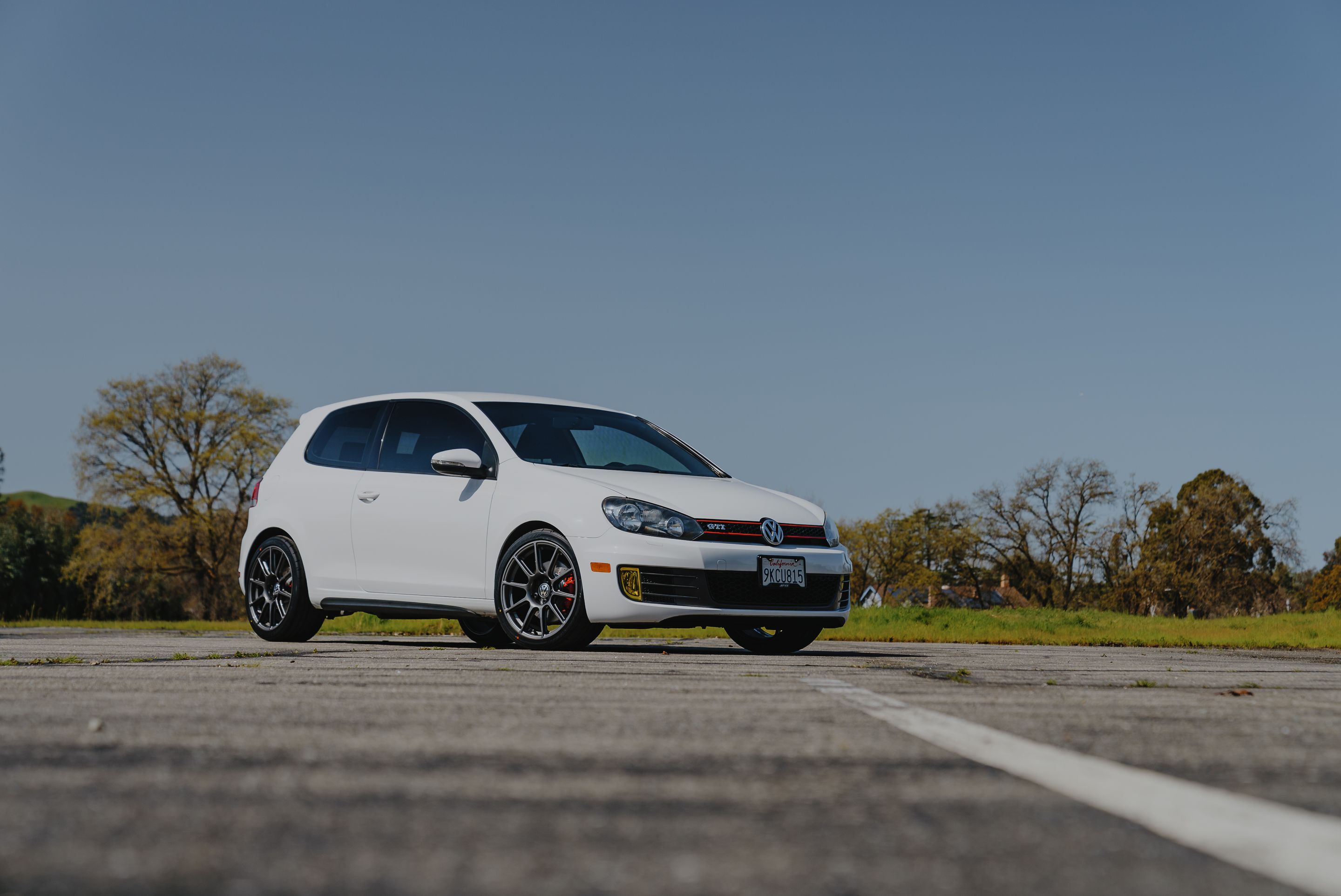 White VW MK6 GTI with 18" SM-10 Apex wheels in Anthracite