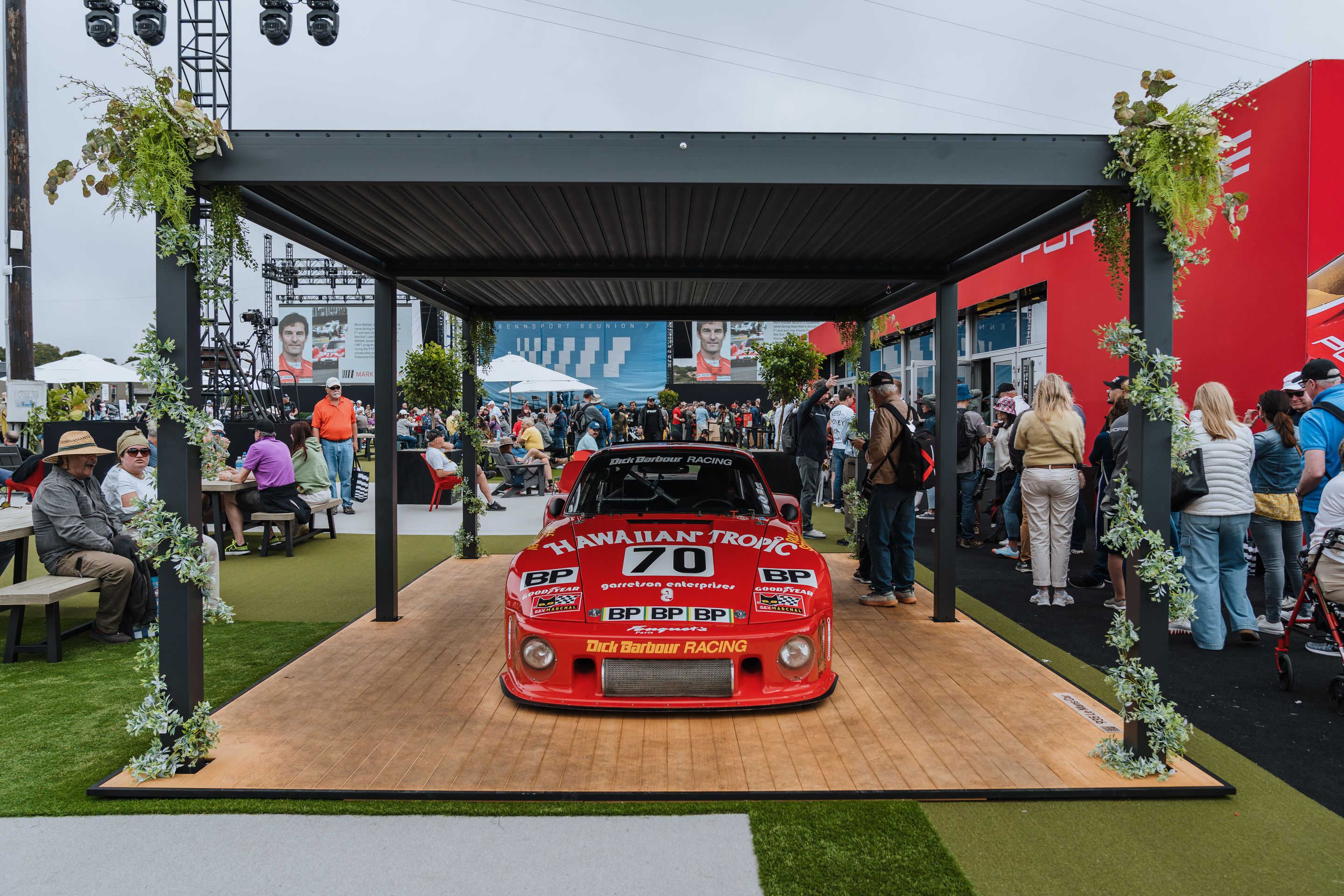 White Porsche 911 996 GT2 with 18" EC-7RS Apex wheels in Anthracite