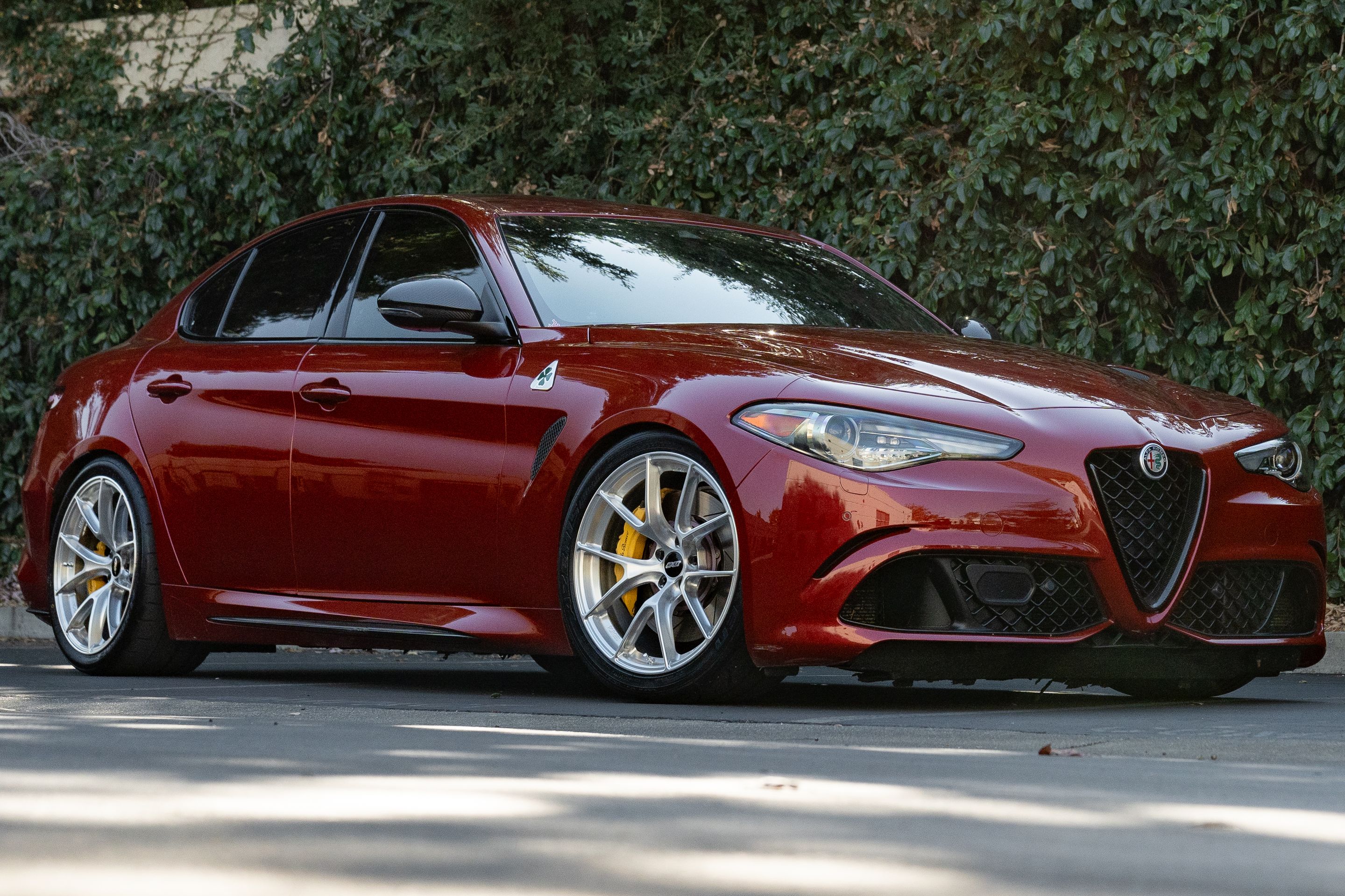 Red Alfa Romeo Giulia Quadrifoglio with 19" VS-5RS Apex wheels in Brushed Clear