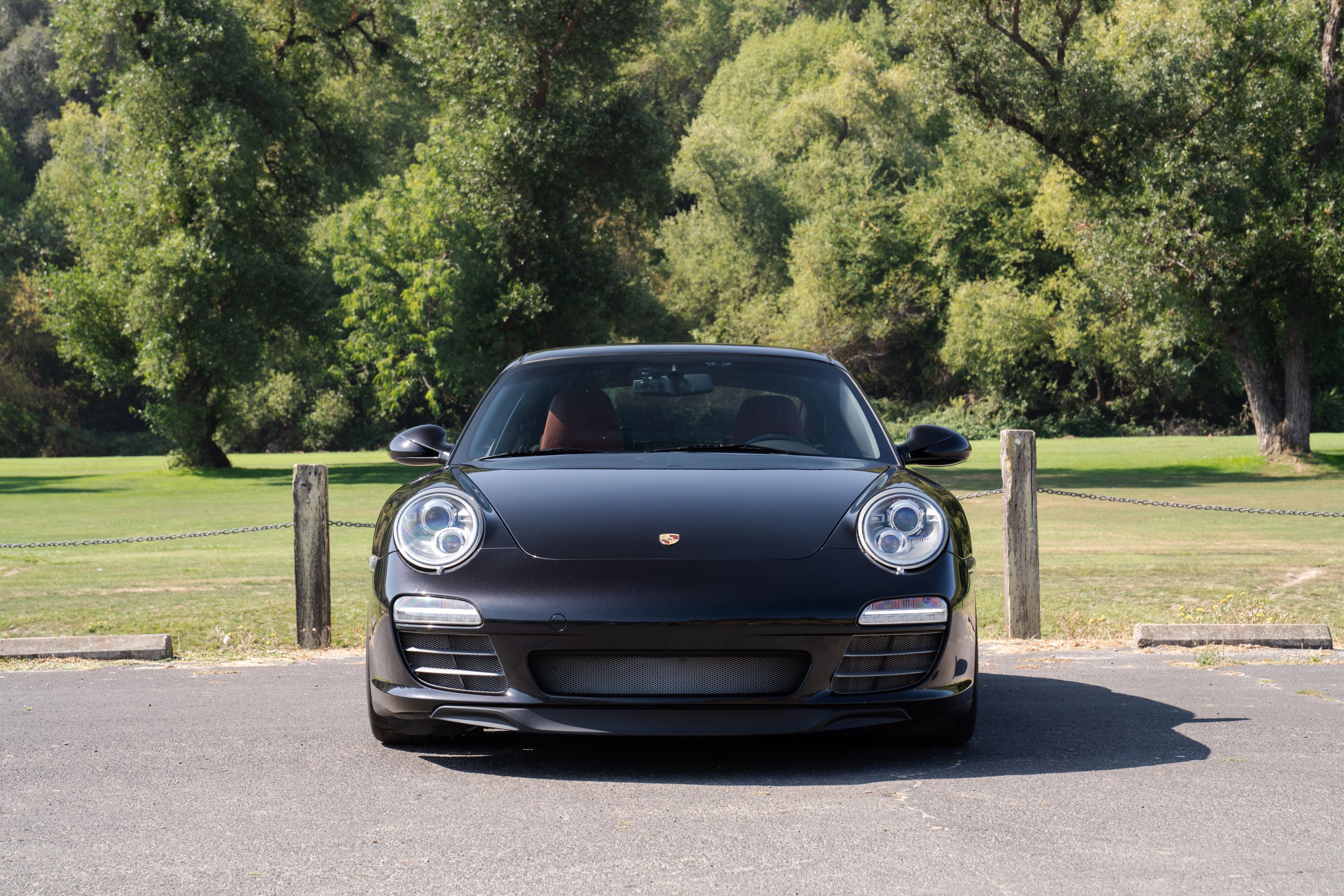 Black Porsche 911 997 Carrera 4S with 18" EC-7RS Apex wheels in Race Silver