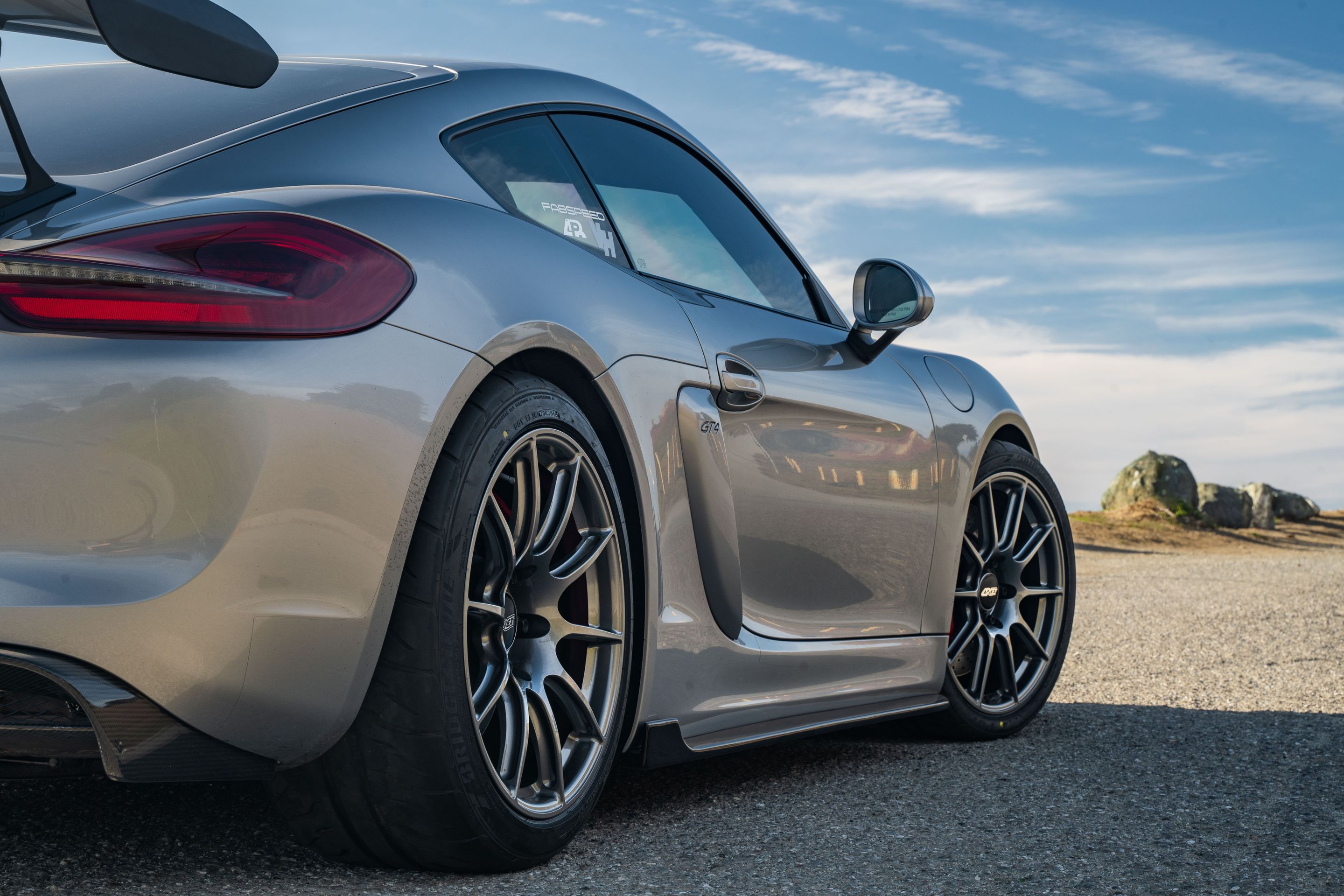 Silver Porsche 981 Cayman GT4 with 19" SM-10 Apex wheels in Anthracite