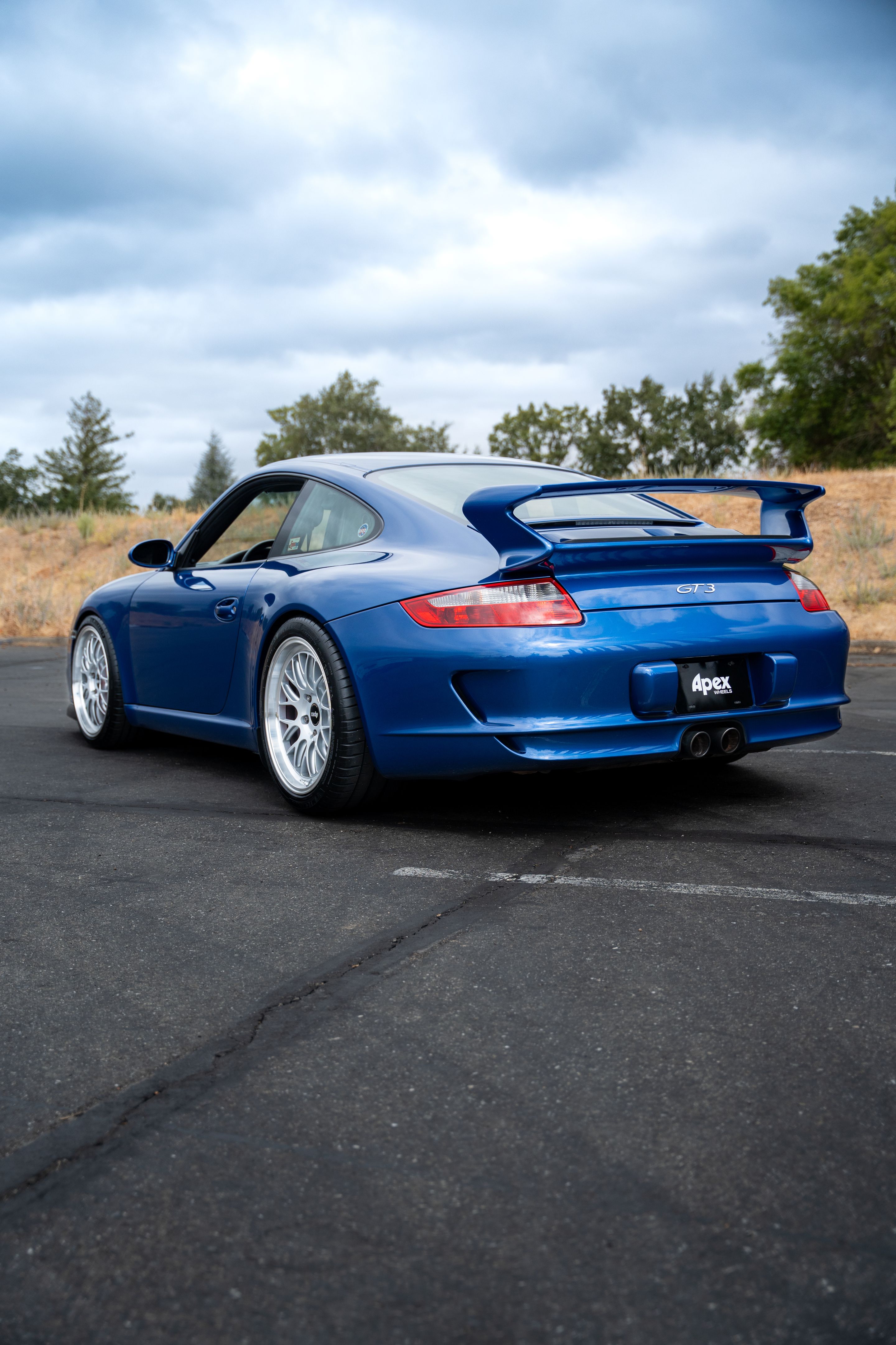 Blue Porsche 911 997 GT3 with 19" ML-10RT Apex wheels in Machined Lip Race Silver