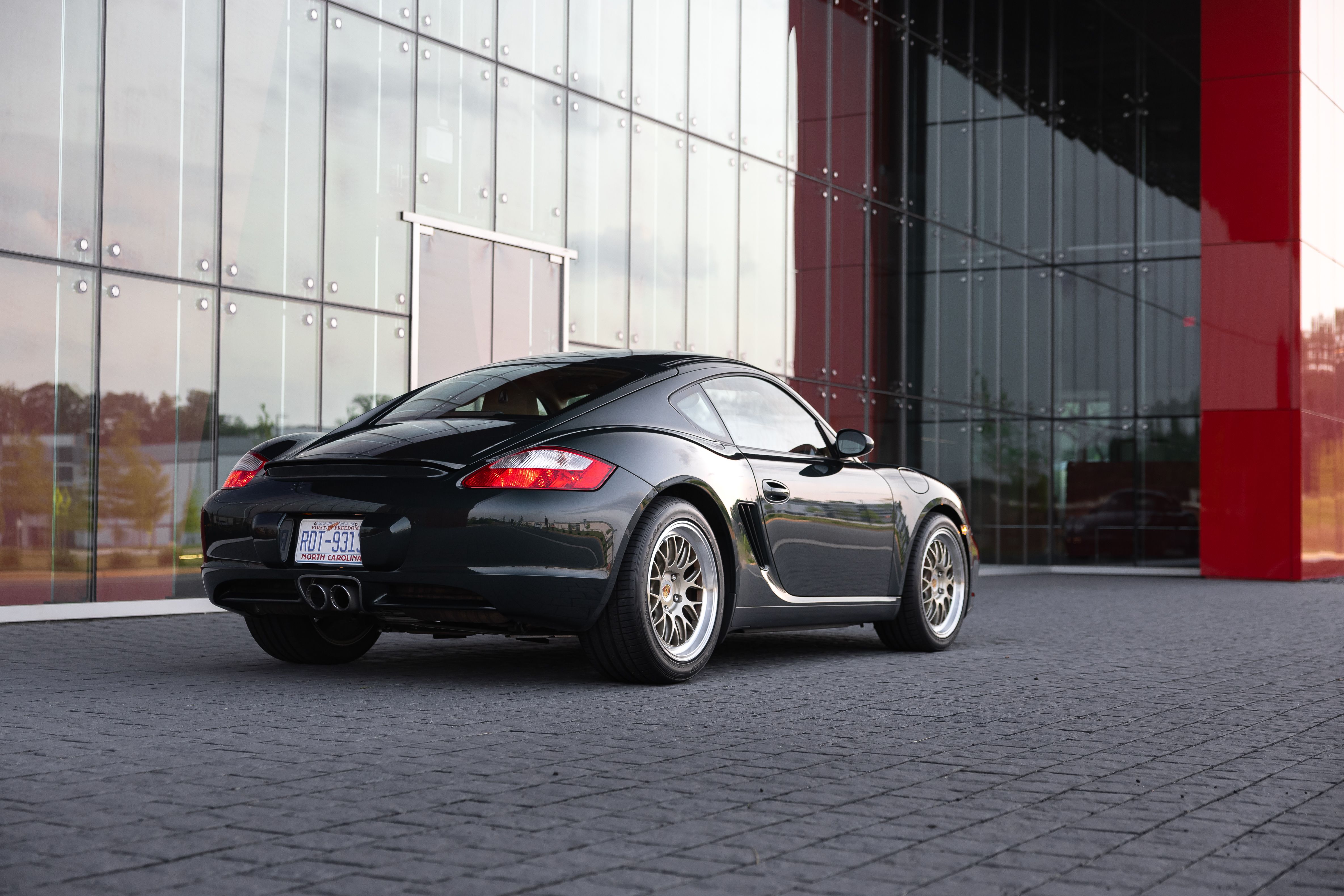 Porsche 987 Cayman S with 18