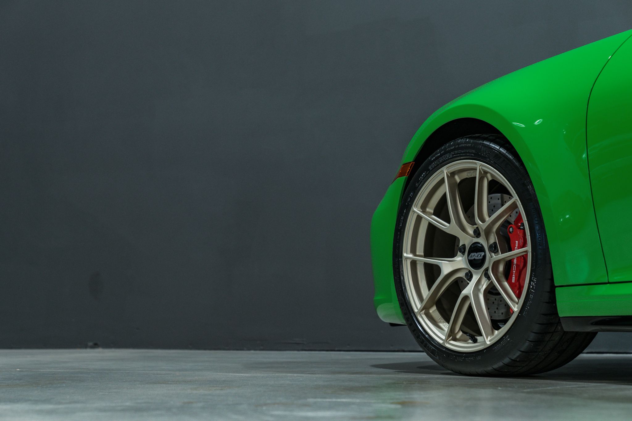 Green Porsche 911 992.1 Carrera S with 19"/20" VS-5RS Apex wheels in Motorsport Gold