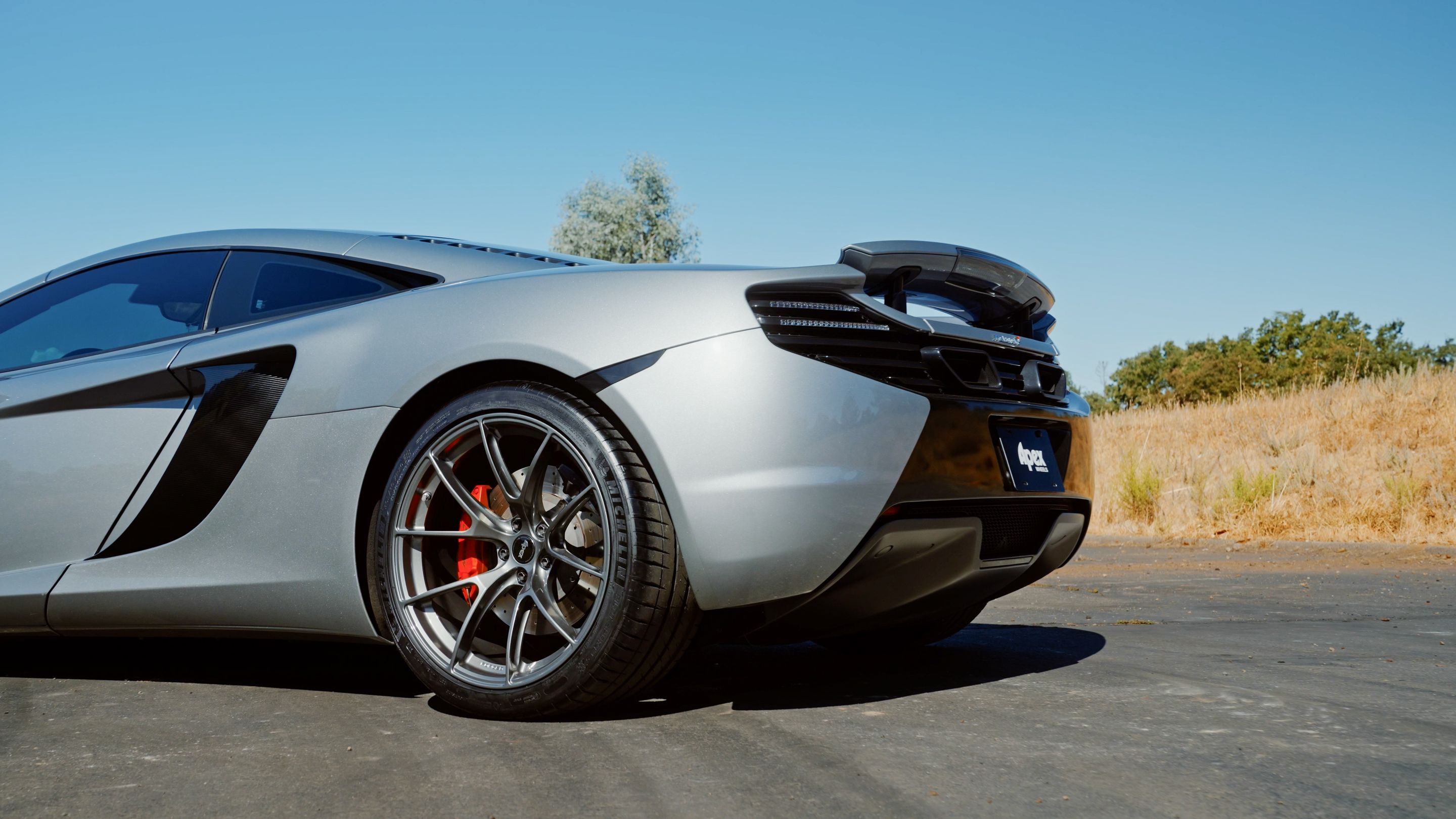 Silver McLaren MP4-12C with 19"/20" VS-5RS Apex wheels in Anthracite