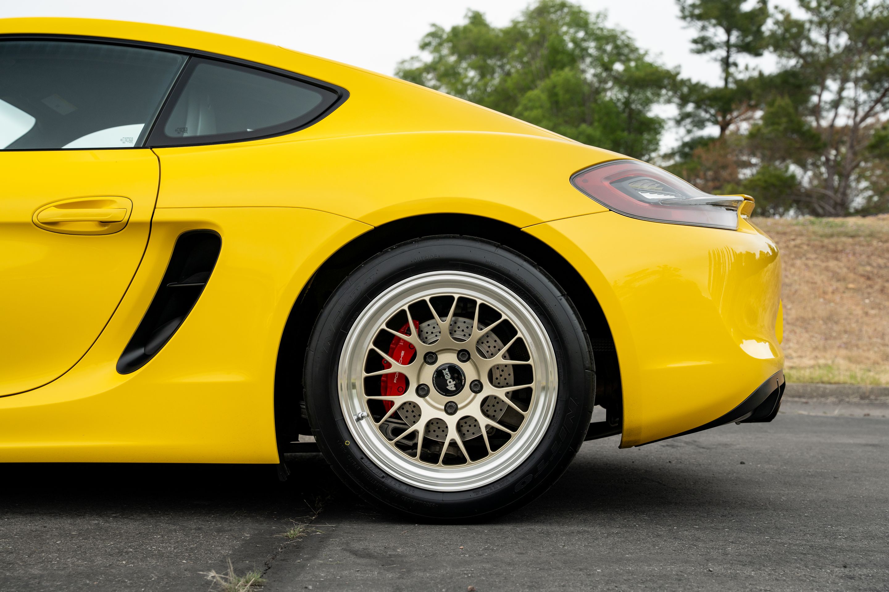 Yellow Porsche 981 Cayman GTS with 18" ML-10RT Apex wheels in Machined Lip Gloss Motorsport Gold
