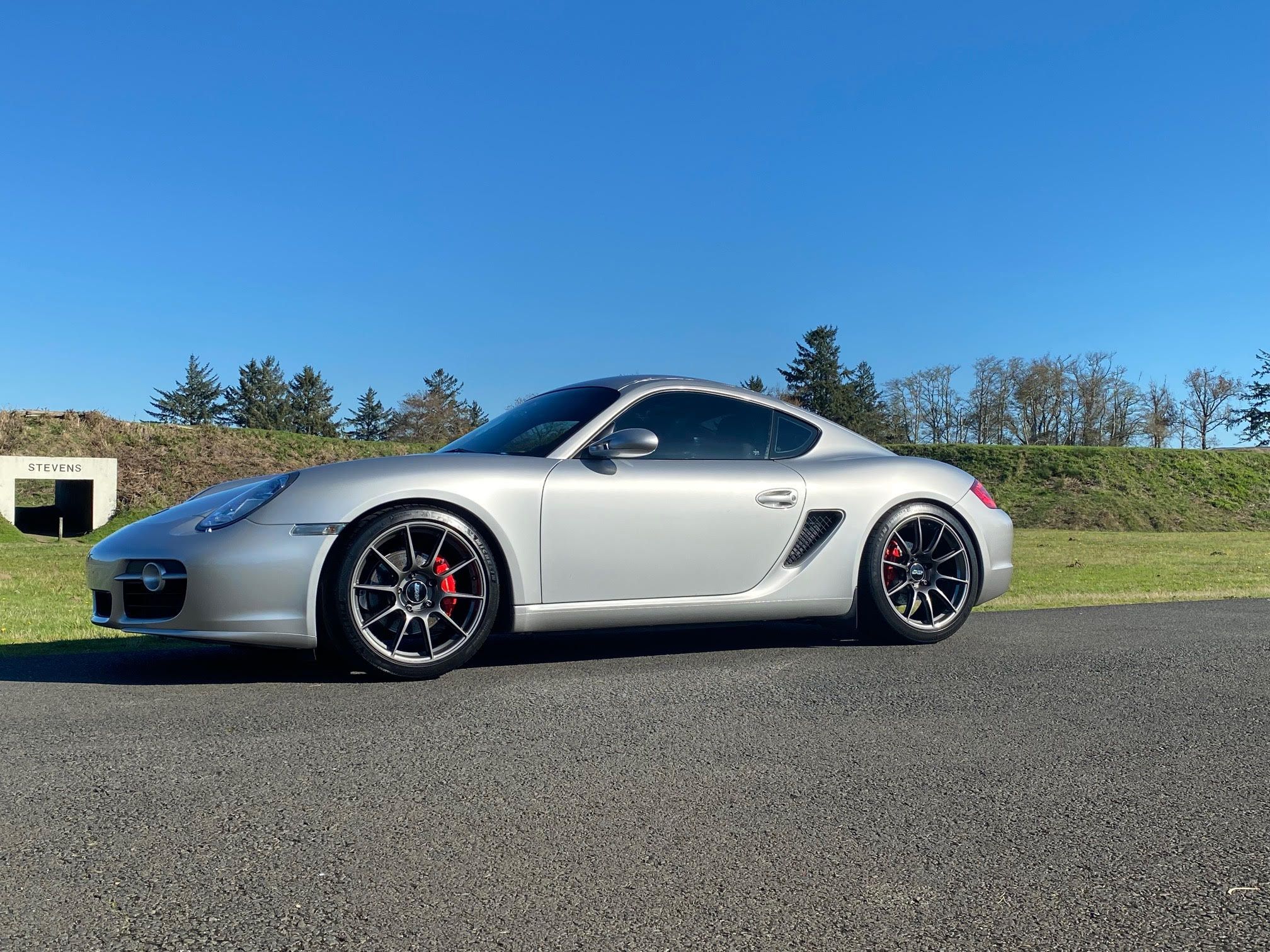 Silver Porsche 987 Cayman S with 19" SM-10 Apex wheels in Anthracite