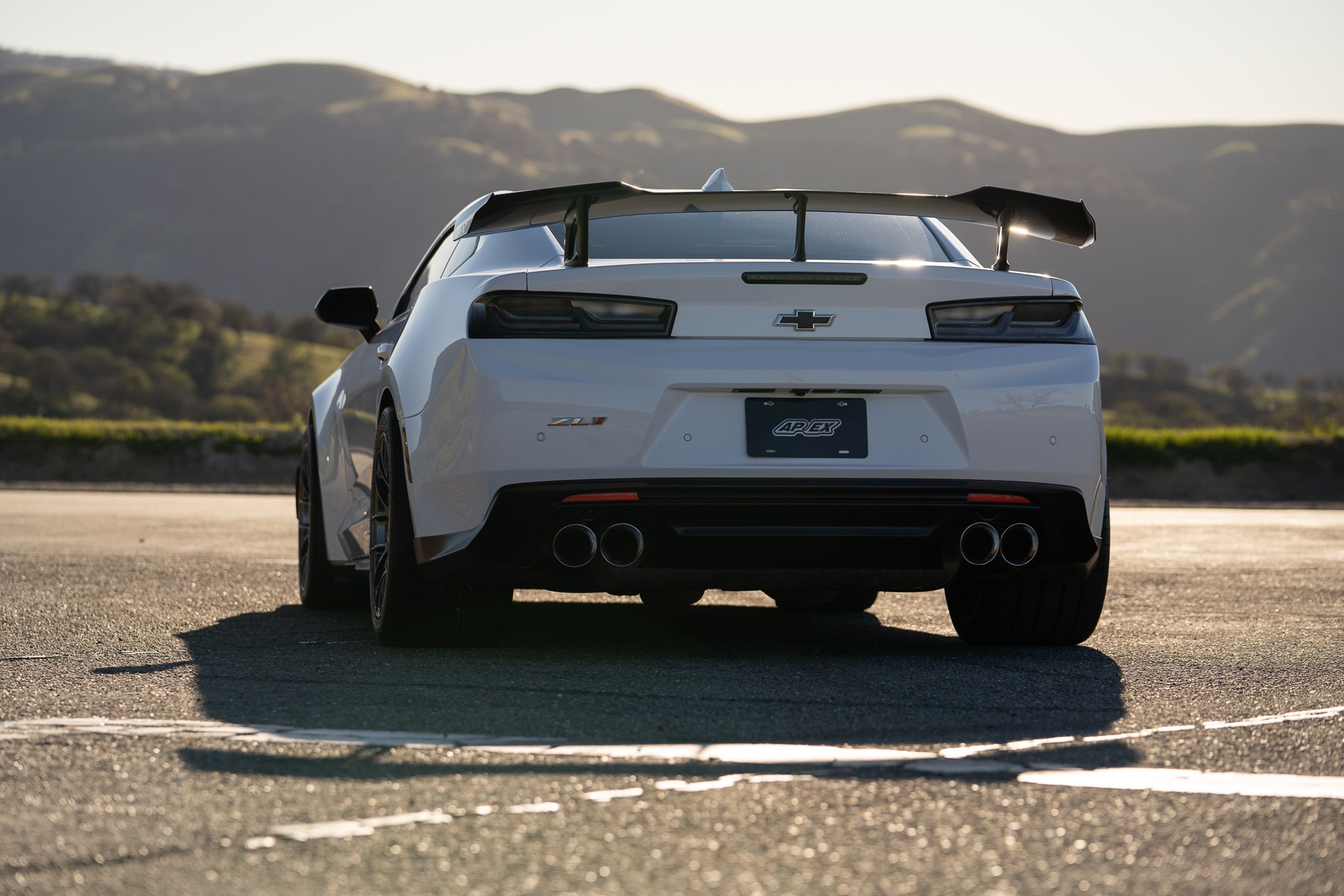 White Chevrolet 6th Gen Camaro ZL1 1LE with 18" EC-7RS Apex wheels in Anthracite