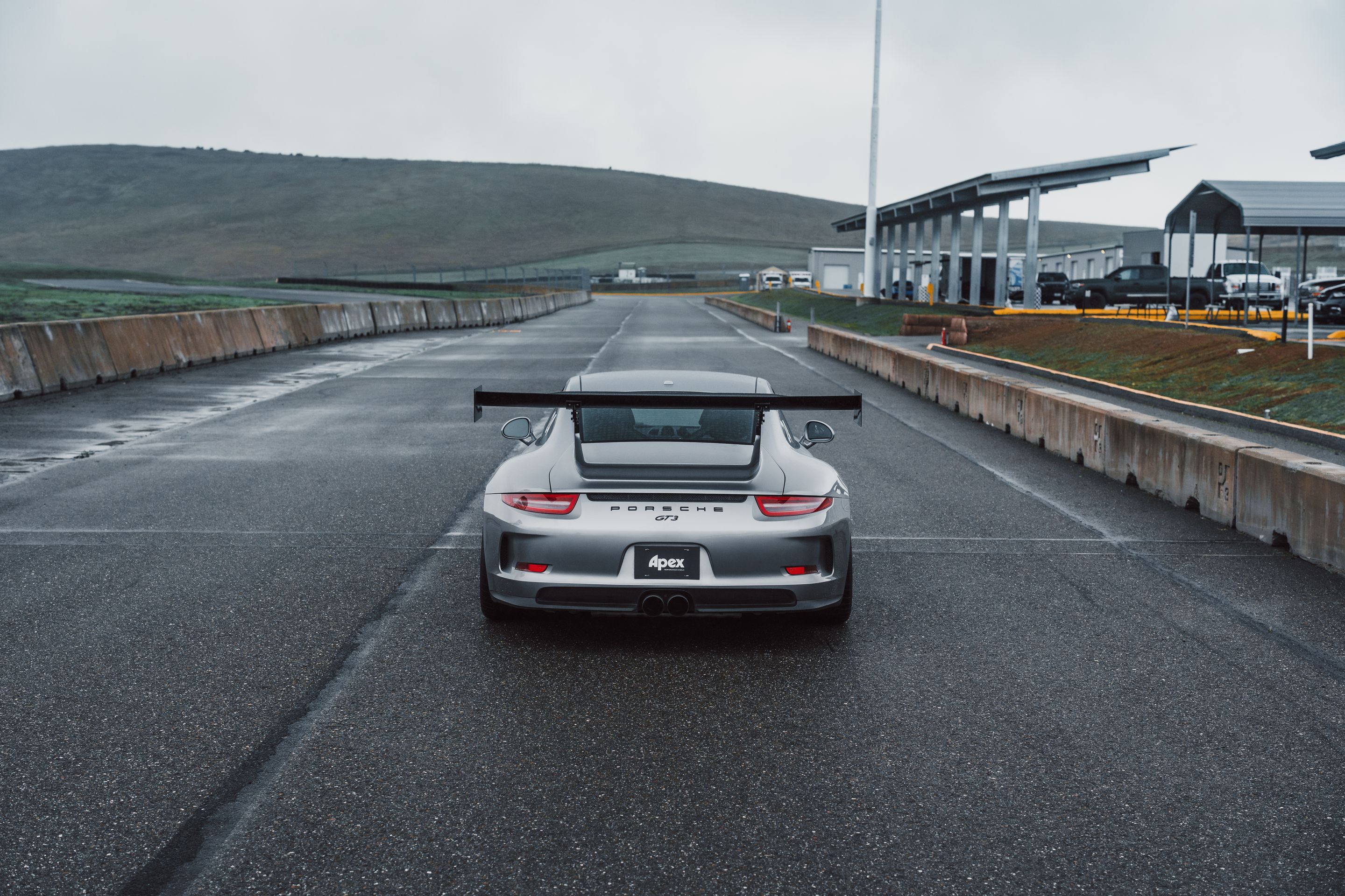 Silver Porsche 911 991.1 GT3 with 19" SM-10RE Apex wheels in Anthracite