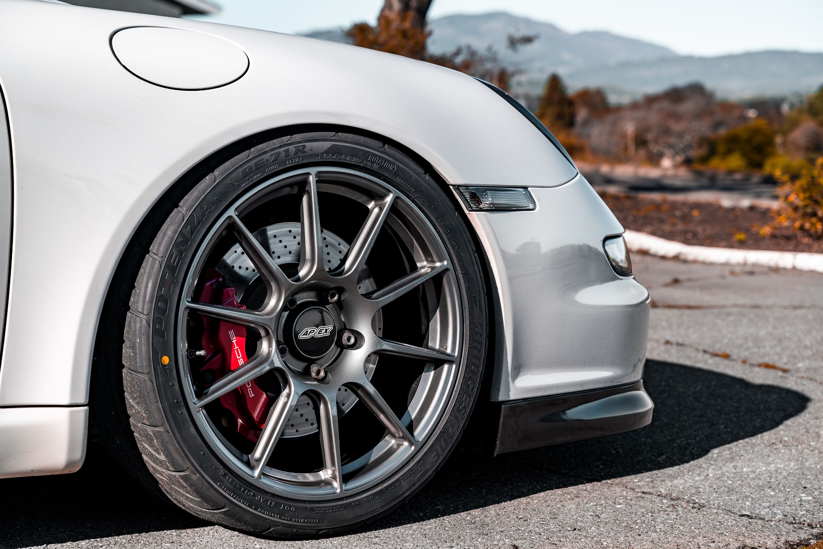 White Porsche 911 997 GT3 with 19" SM-10 Apex wheels in Anthracite